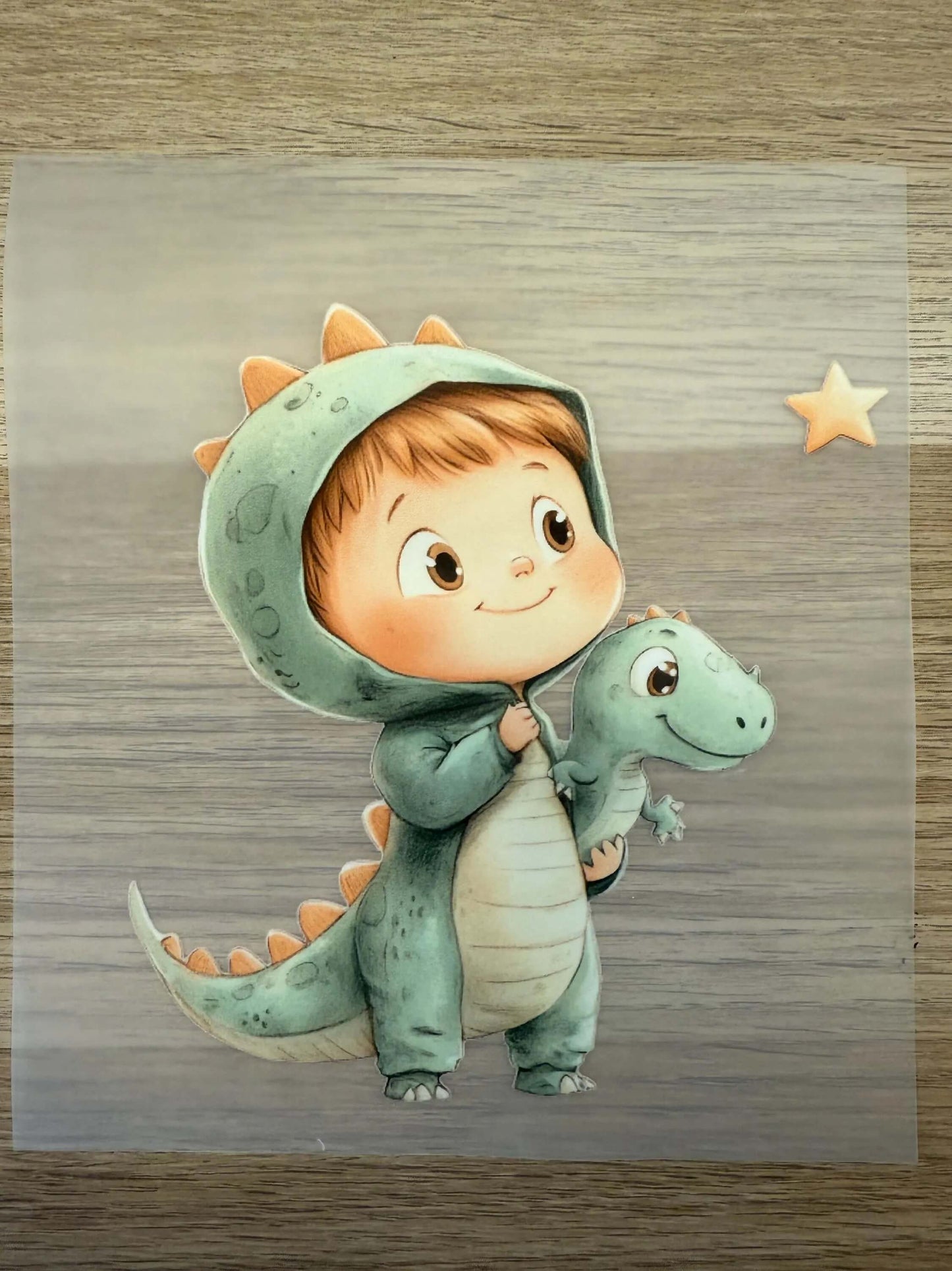 Buegelbild Dinokostuem Motiv mit Zacken und Kuscheltier