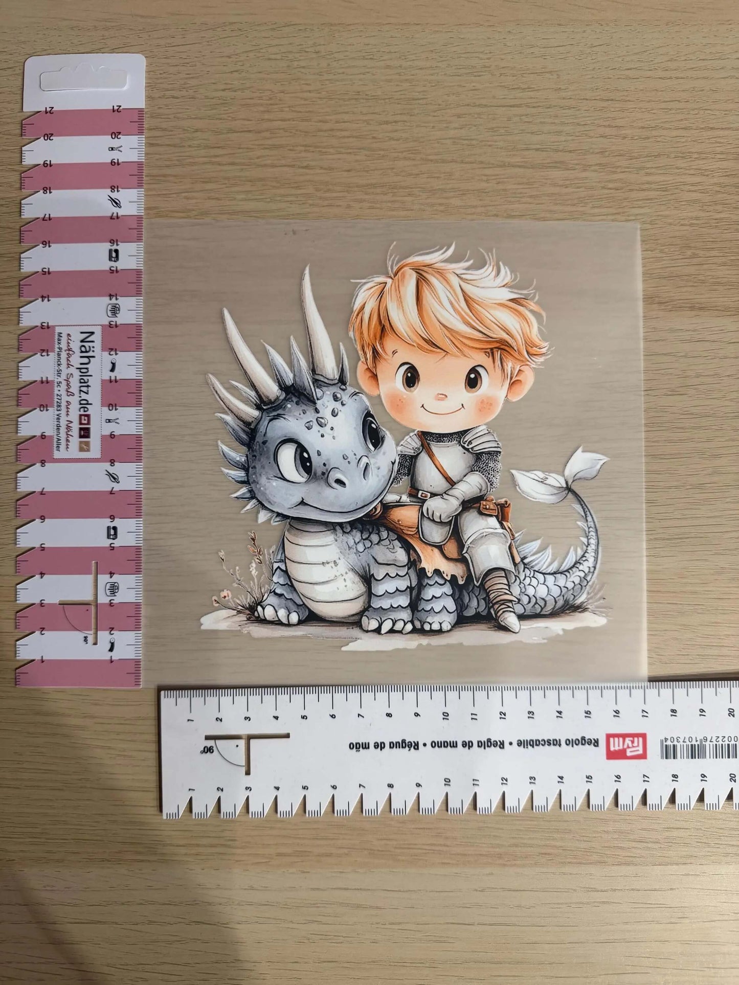 Buegelbild Maerchenmotiv mit Ritter und sanftem Drachen