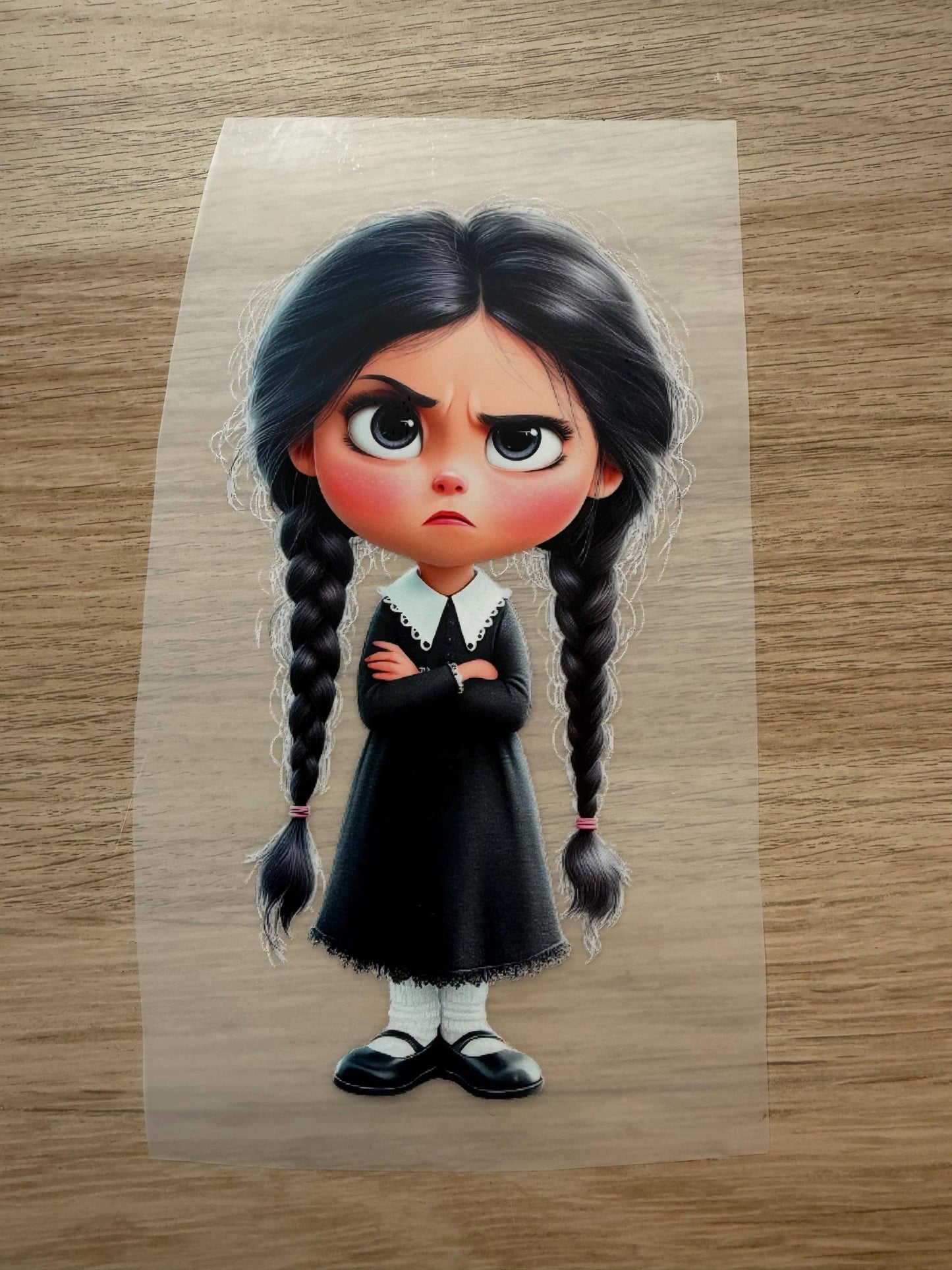 Buegelbild Wednesday Motiv mit schwarzem Kleid und strengem Blick