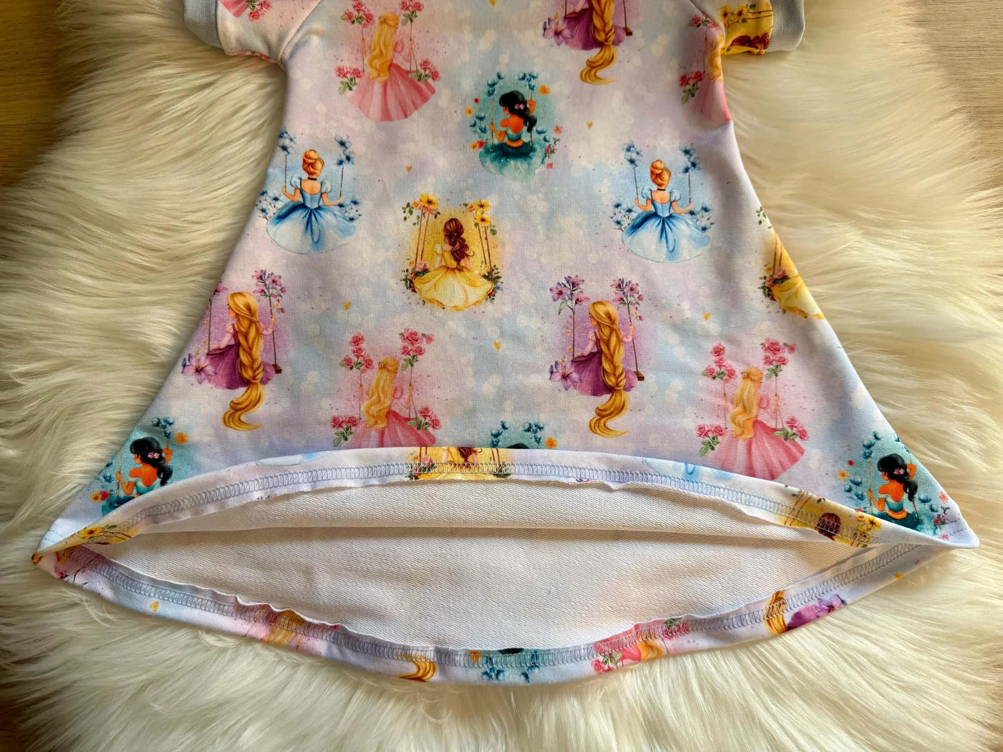 Halsbündchen und Armbündchen Kinderkleid Detail blau