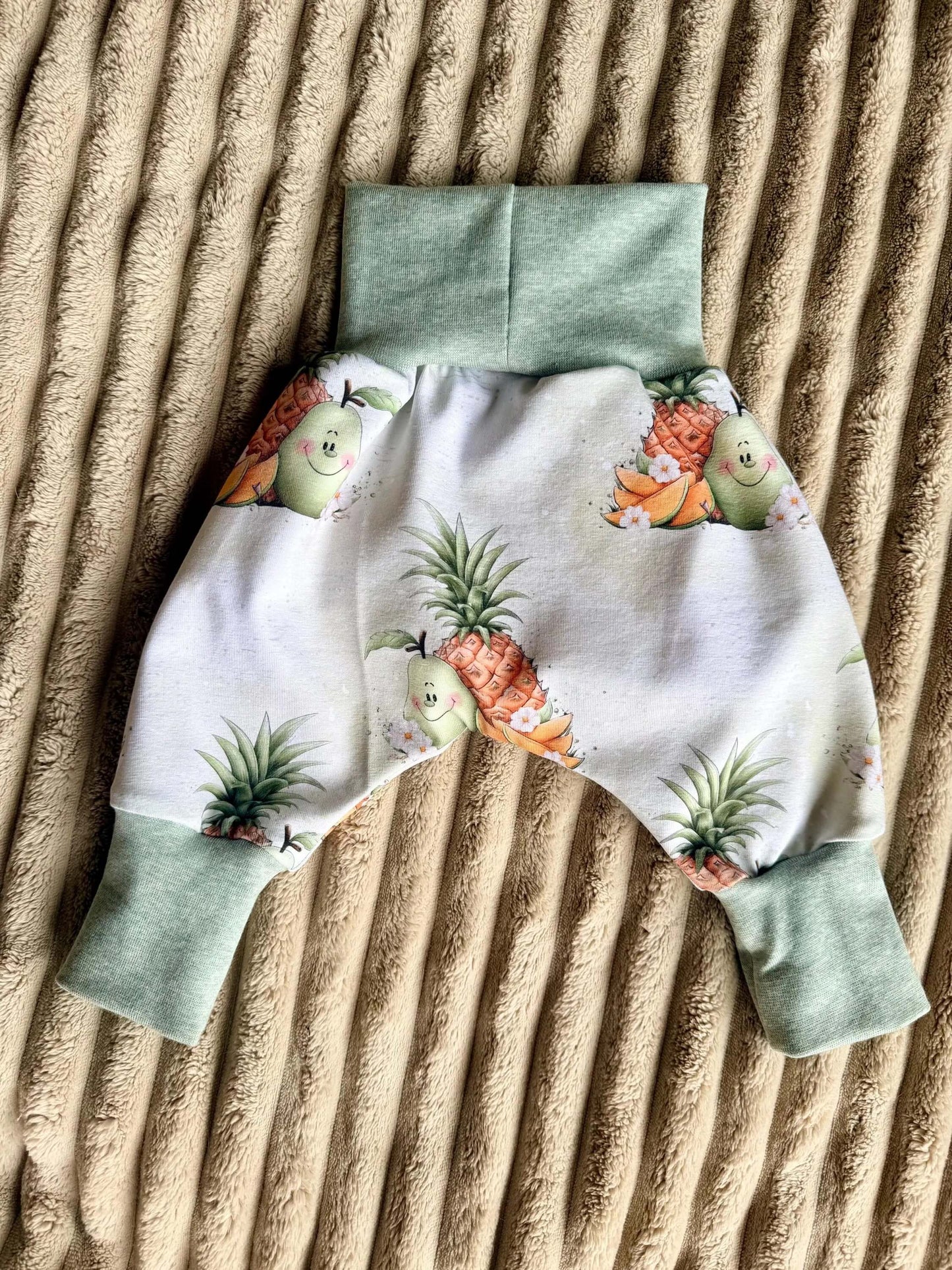 Sommerliche Pumphose mit Ananas und Birne