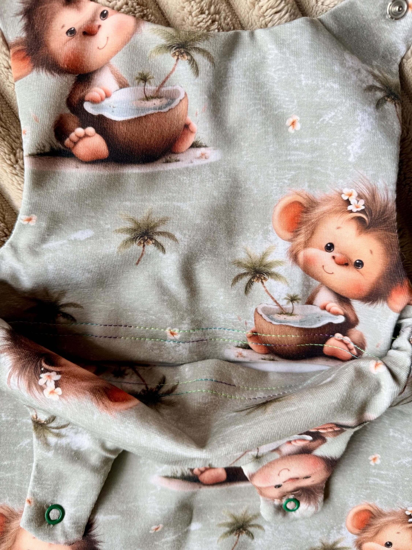 Exklusiver Babystrampler mit Affe und Palmen