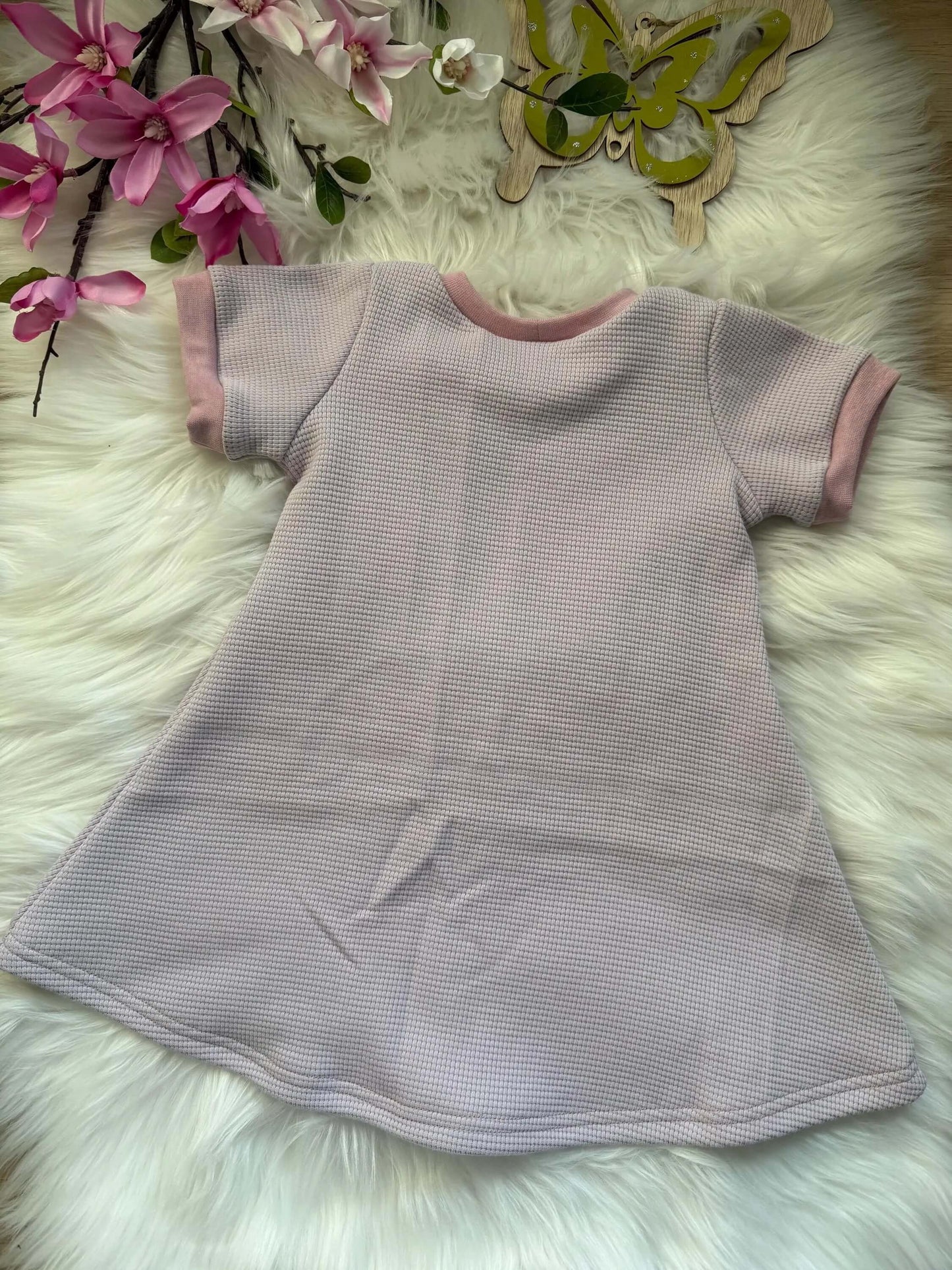 Süßes Babykleid in Altrosa mit Bärenapplikation