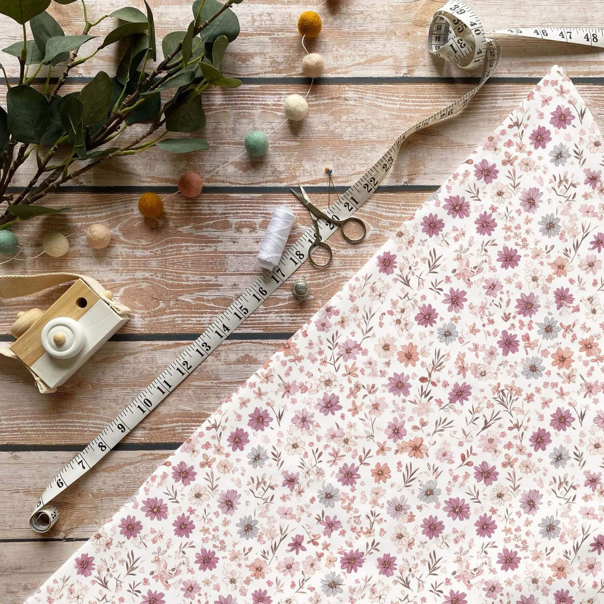 Blümchen Rosa Stoffzuschnitt Nähzubehör Holztisch