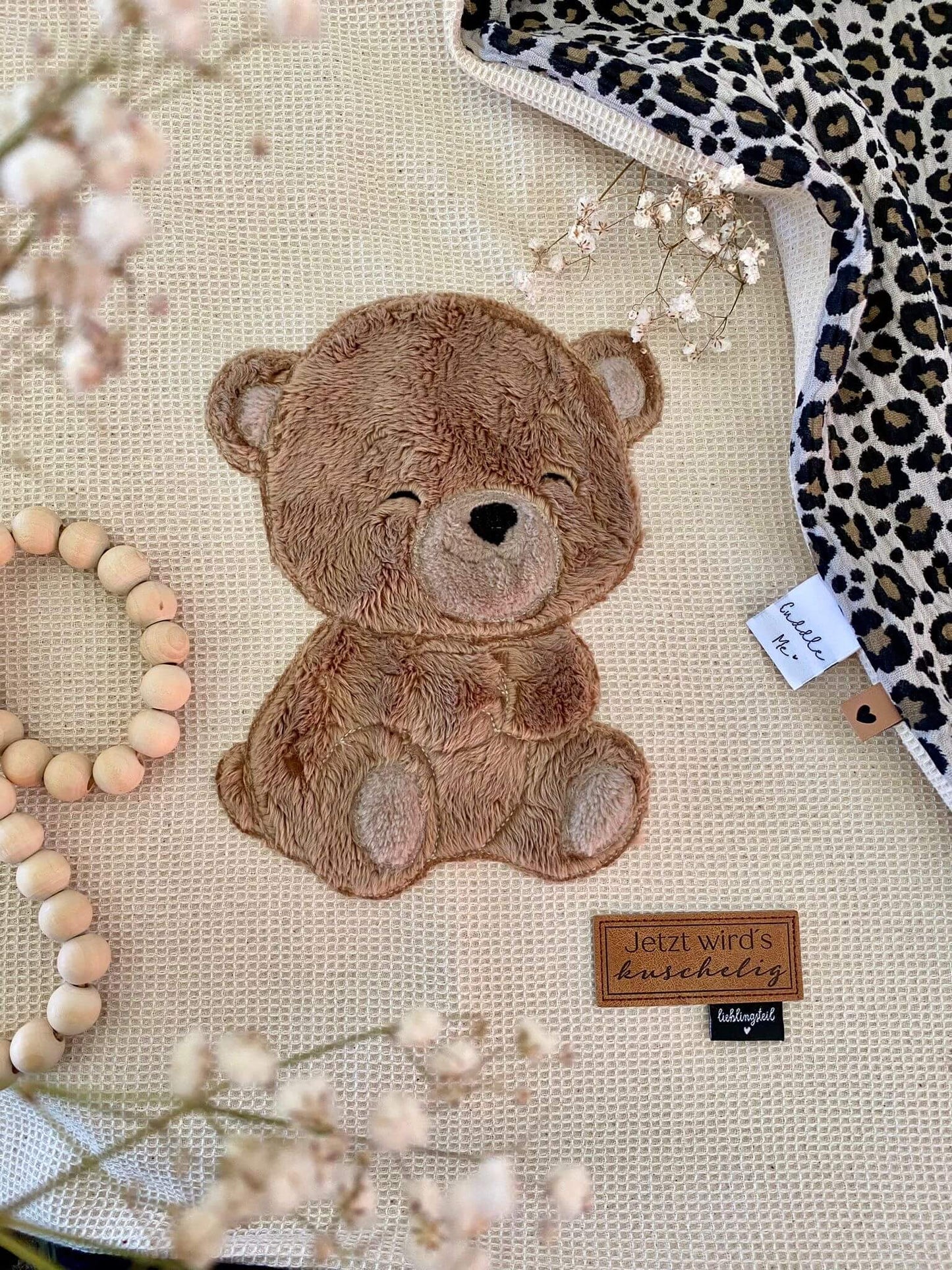 Weicher Stoff mit Bären-Stickmotiv und Blumen – OEKO-TEX zertifiziert für Babys und Kleinkinder
