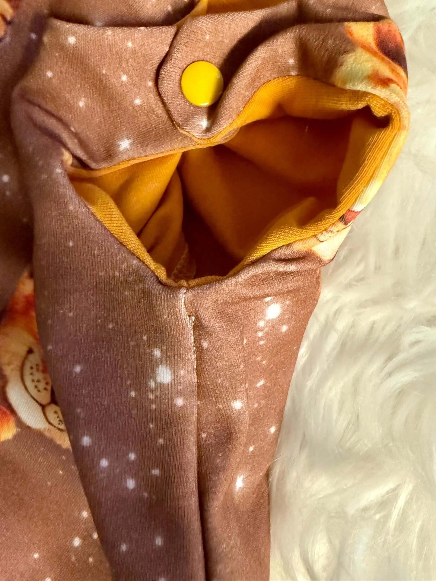 Baby Overall mit Tiger Gesichtern und gelben Buendchen