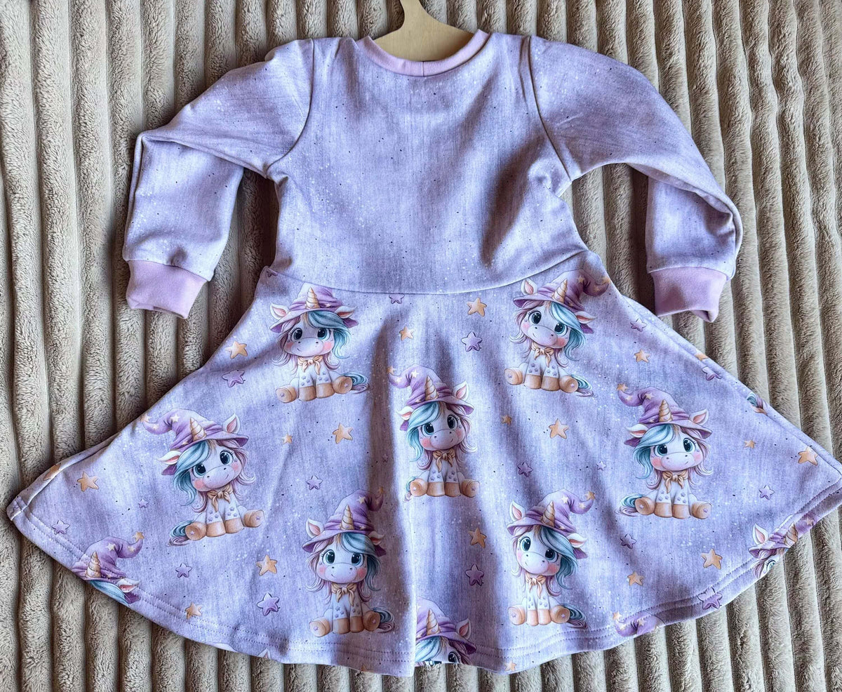 Detailansicht umgeschlagenes und coverlockvernähtes Ärmelbündchen am Kleid Kleine Hexe