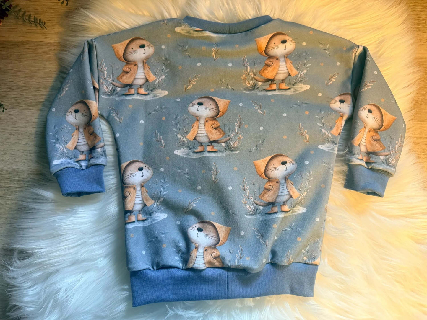 „Winterlicher Kinderpullover aus French Terry mit Otterprint – handmade“