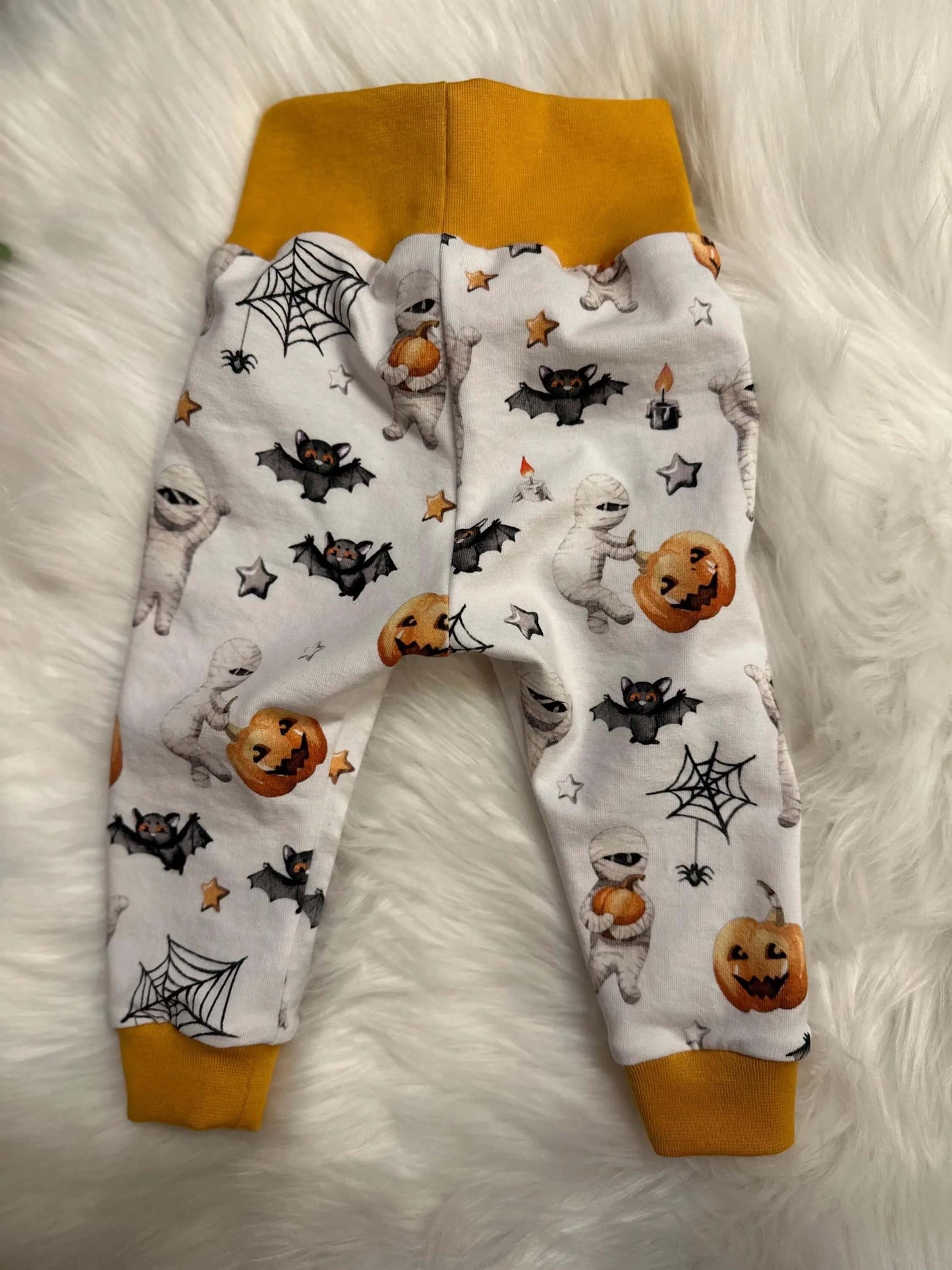 Nahaufnahme der Leggingsbündchen im Halloween‑Design