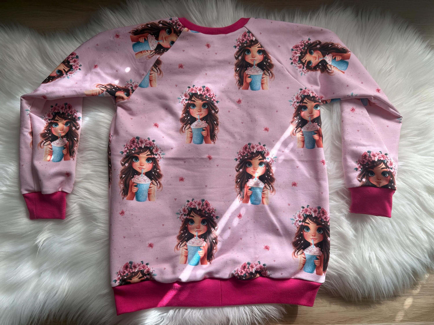 Rosa Raglan Pullover Größe 122 flach liegend