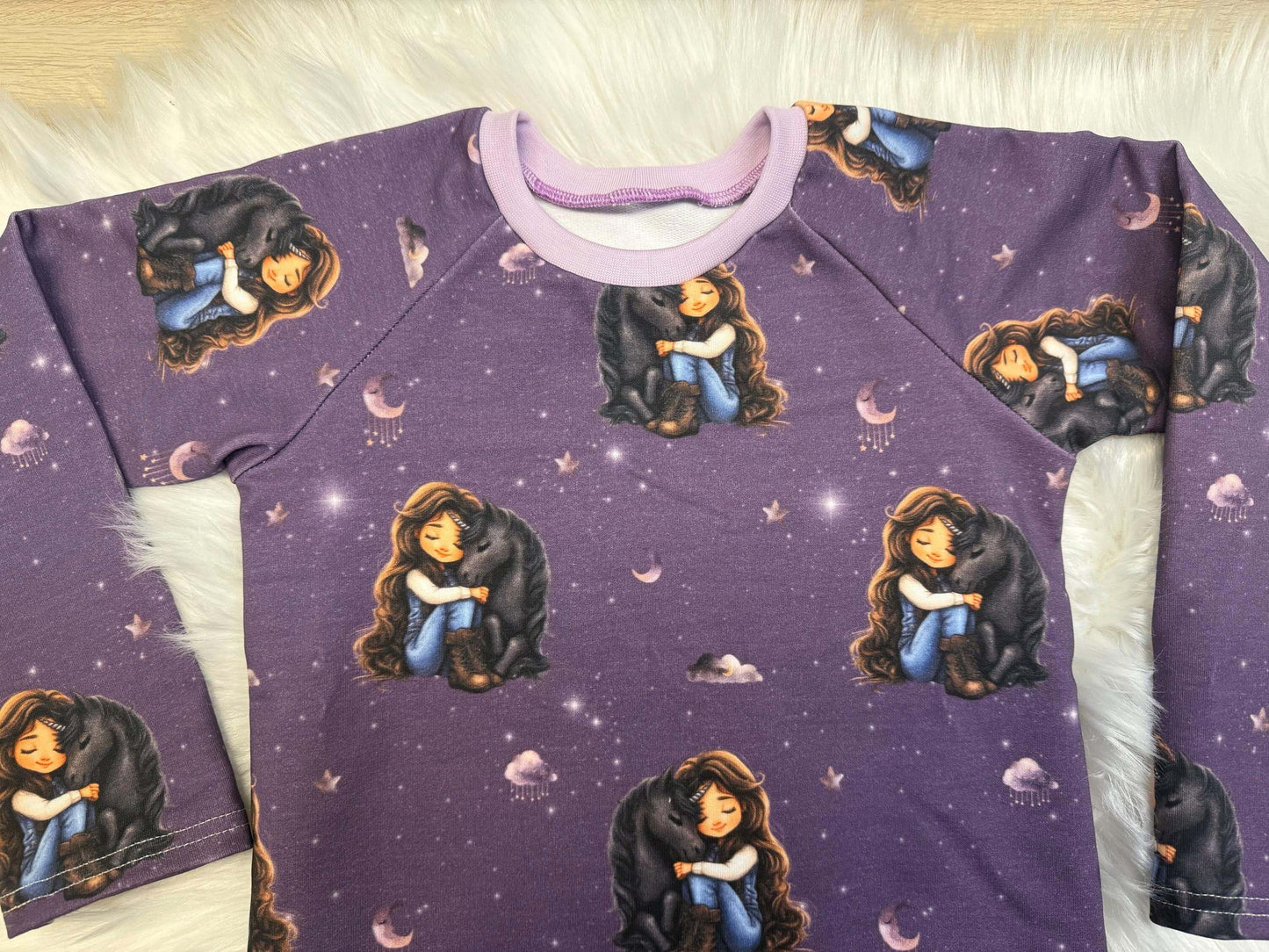 Handmade Langarmshirt mit schlafendem Einhorn Muster
