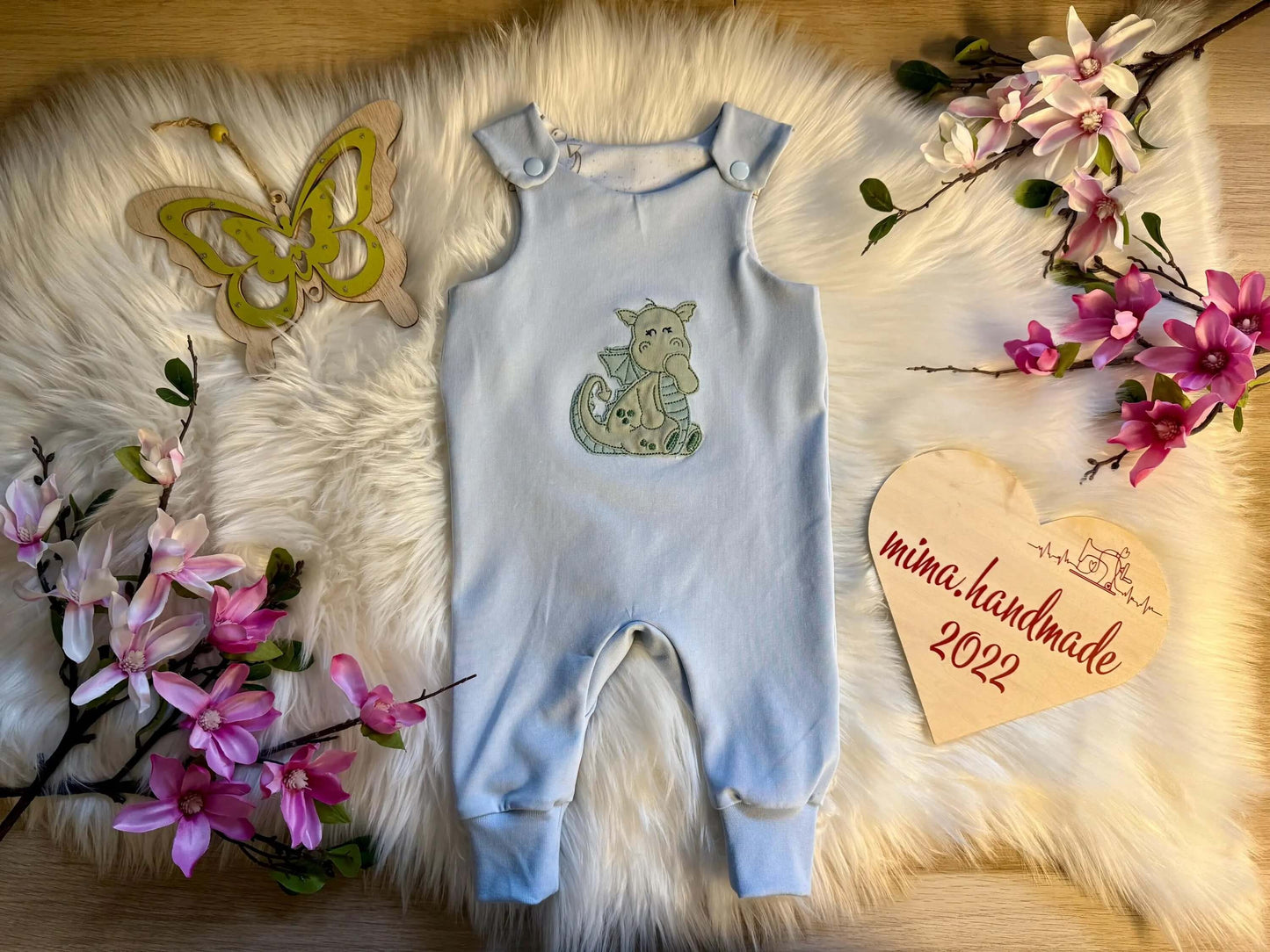 1. Baby in blauem Jersey Strampler Größe 62 mit Drachen Stickerei
