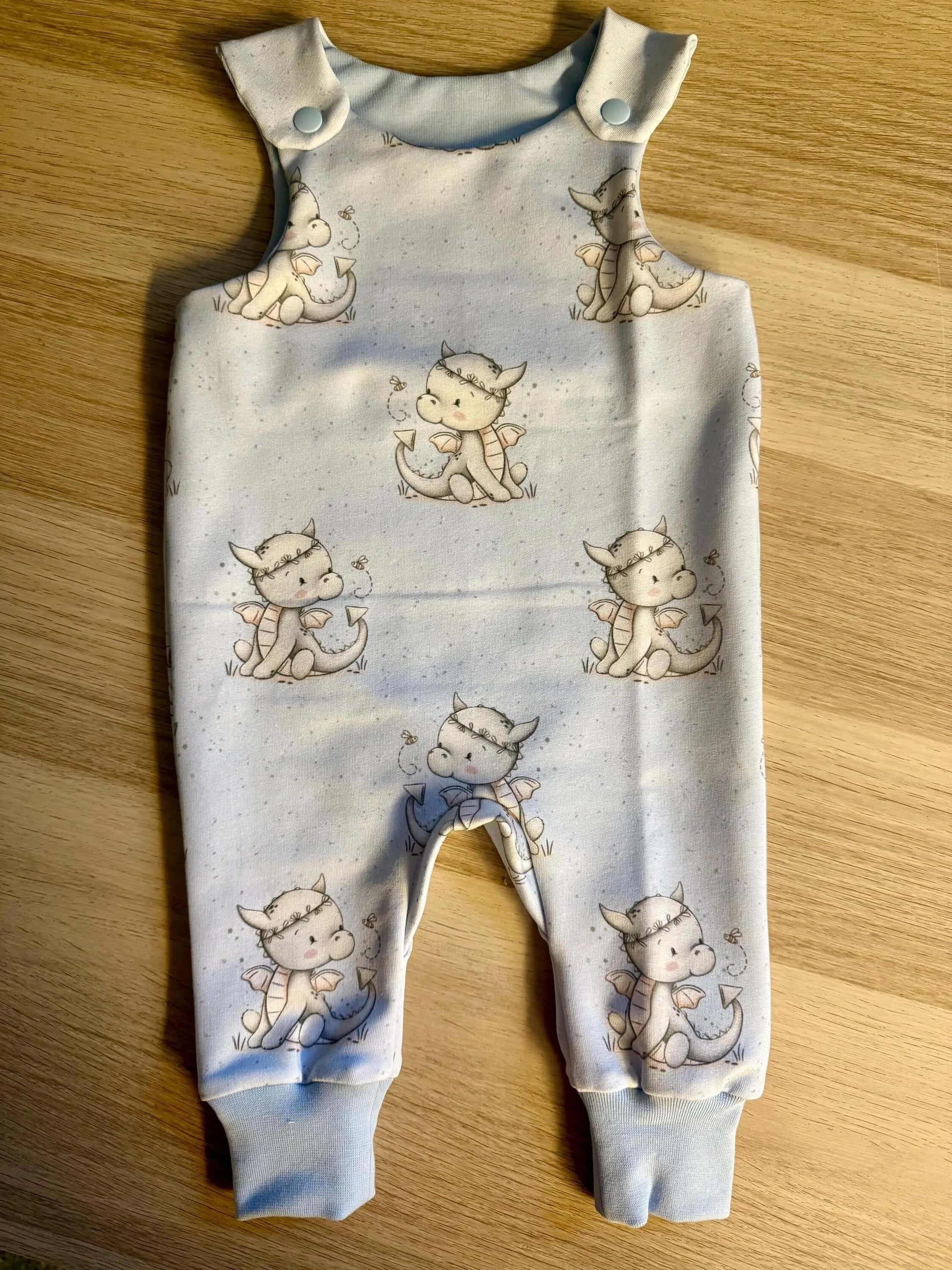 3. Präsentiert die Hose mit Fokus auf Stoffstruktur und elastische Bündchen.
