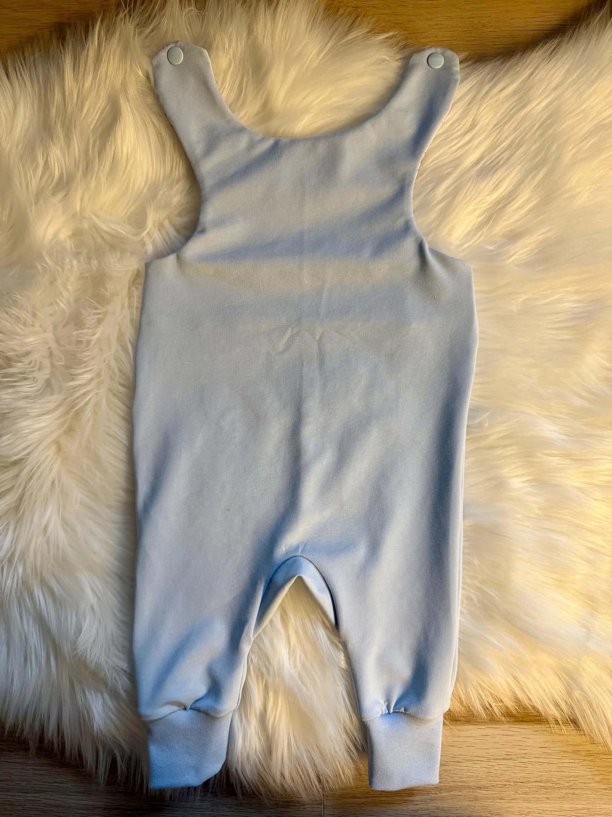 4. Das Outfit wird im Kinderzimmer dargestellt und vermittelt eine warme, gemütliche Atmosphäre.
