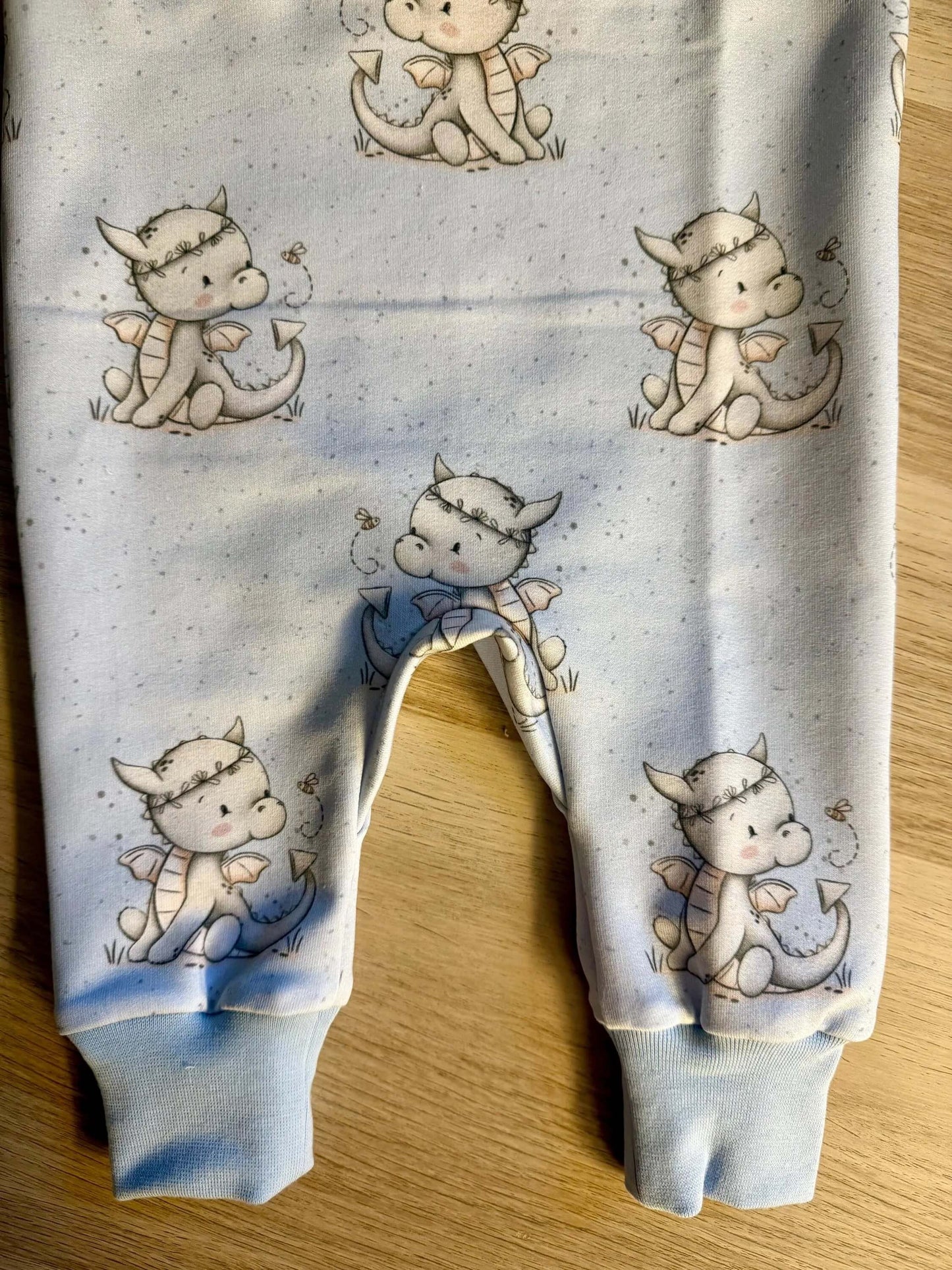 4. Komplettes Baby Outfit Größe 62 mit Strampler, Pullover und Hose im Drachenmotiv
