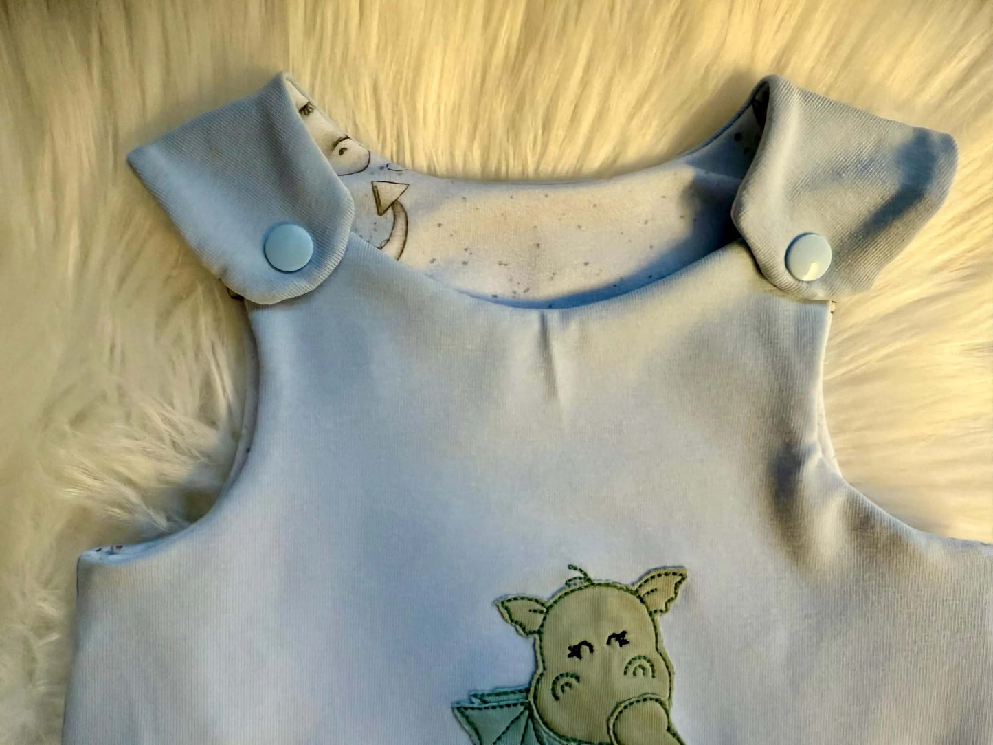 6. Baby in Strampler Größe 62 mit Beinbündchen und Druckknöpfen
