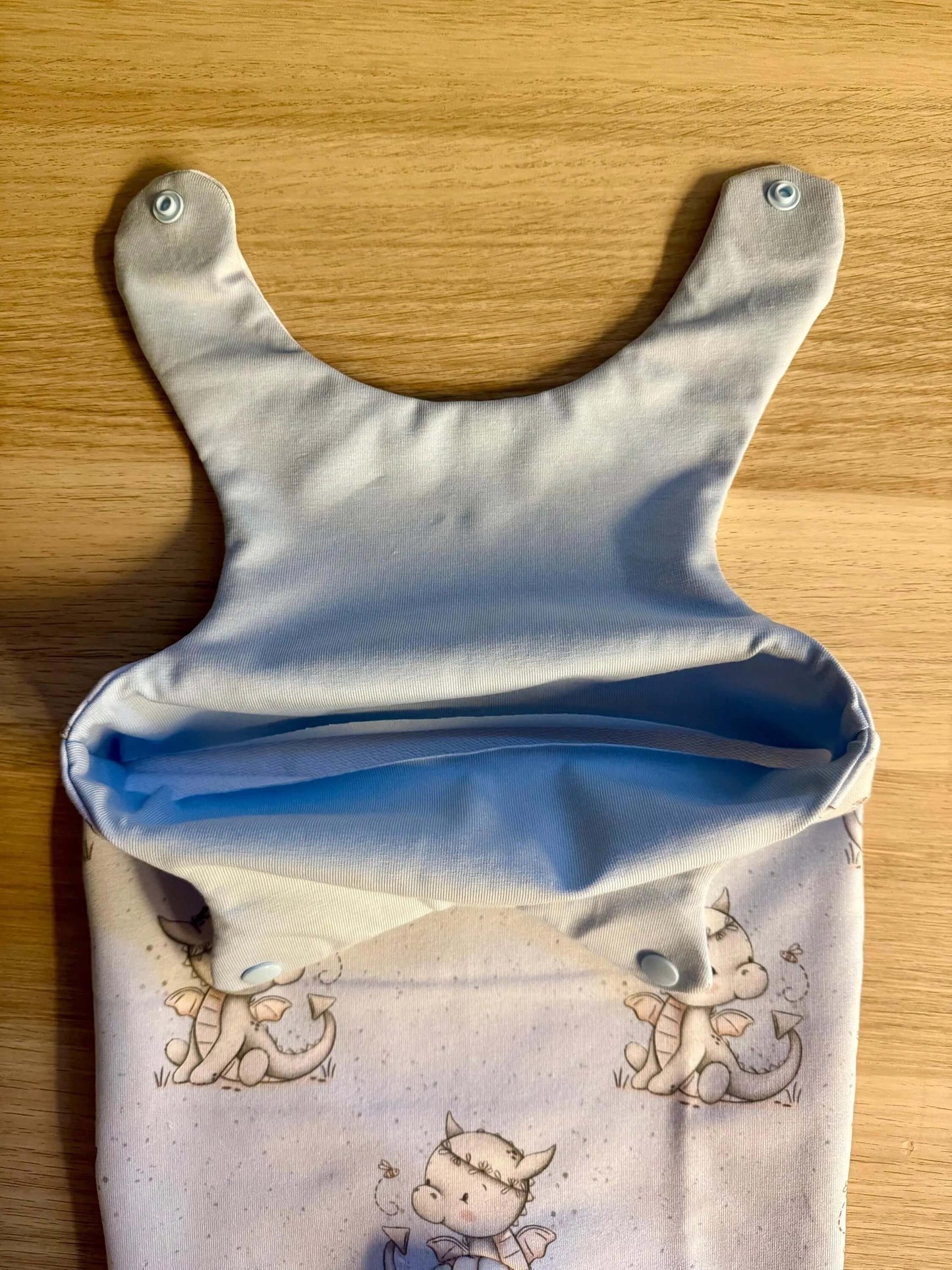 7. Vermittelt Vielfalt und Qualität der handgemachten Baby Kleidung in Größe 62.
