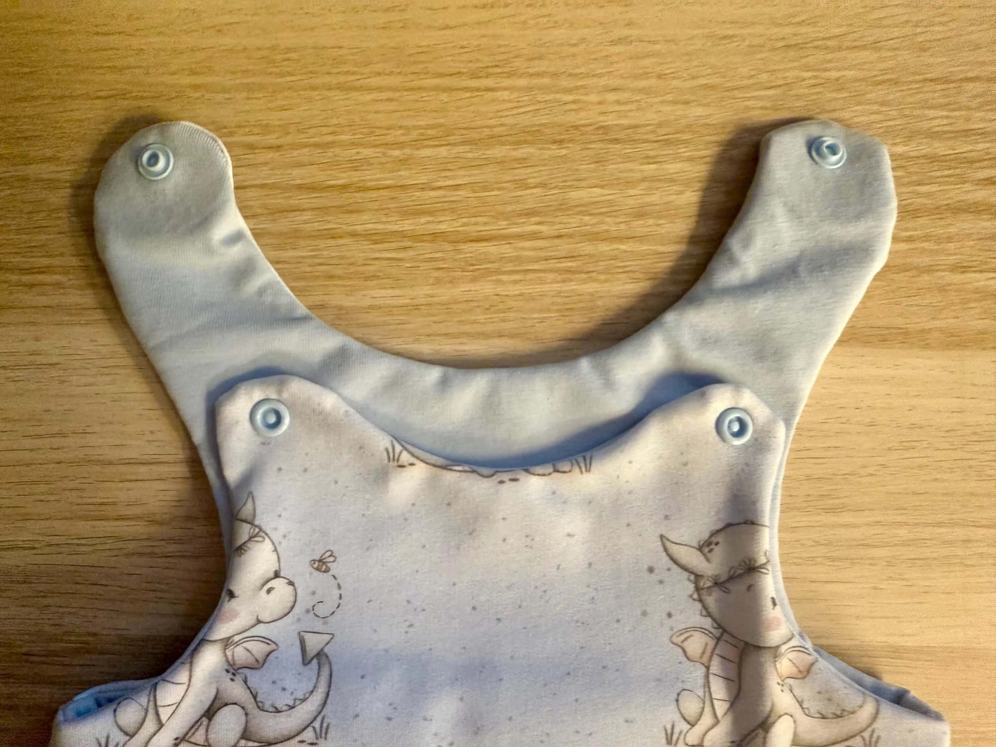 8. Nahaufnahme der Druckknöpfe eines Baby Stramplers Größe 62

