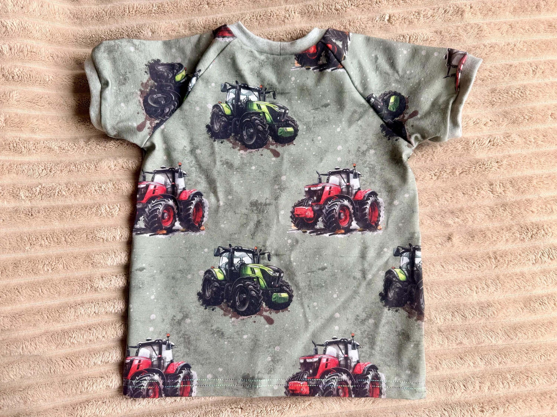 Jersey Shirt mit Traktor Muster für Kinder

