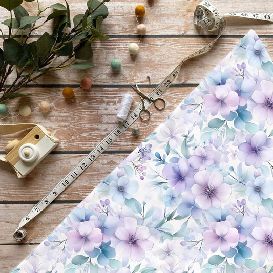 Pastell Blumenstoff blau lila Aquarell Design Kinderstoff Nahaufnahme
