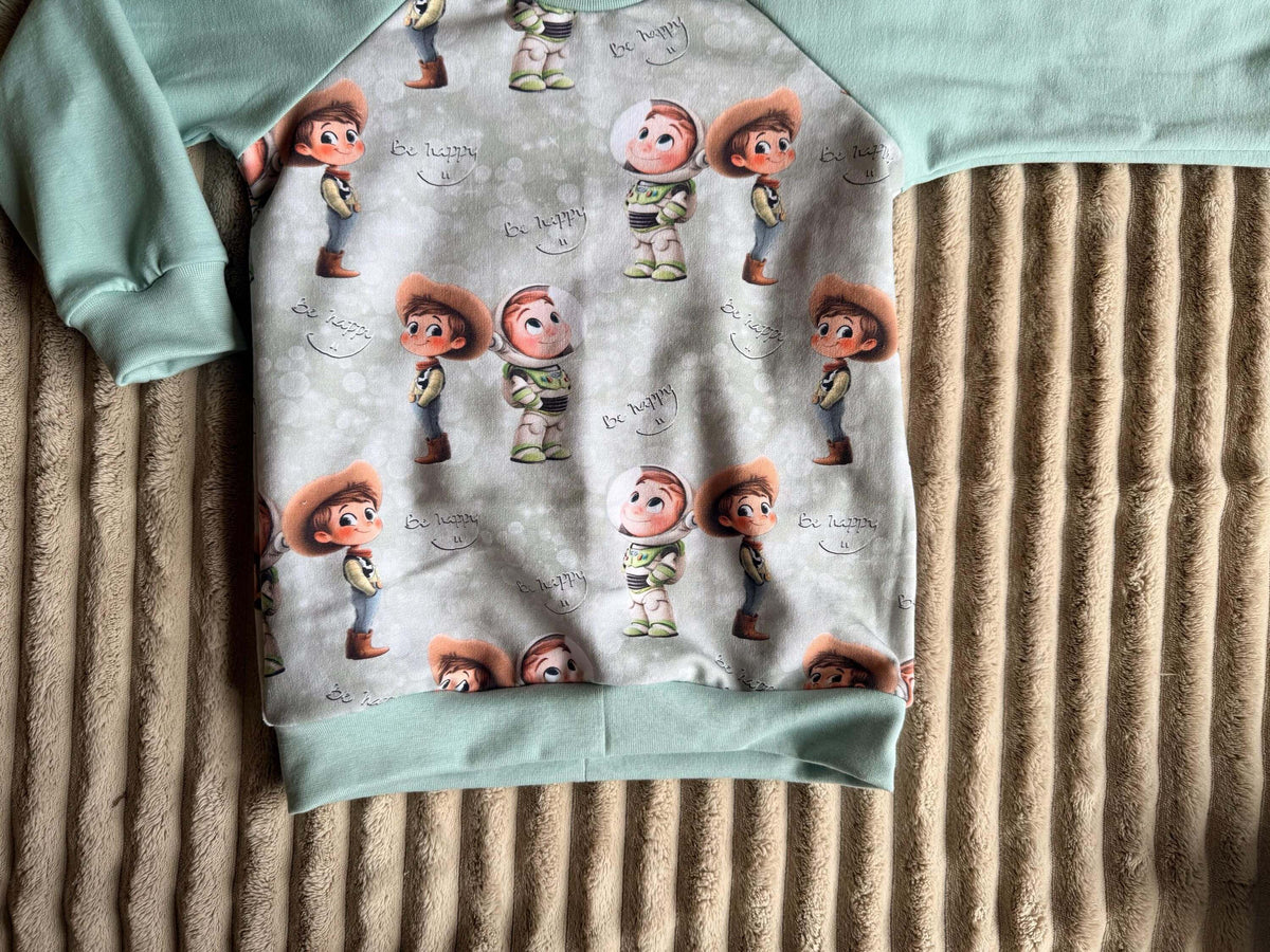 Nahaufnahme Astronaut und Cowboy Print „Be happy" Eigenproduktion auf French Terry Pullover