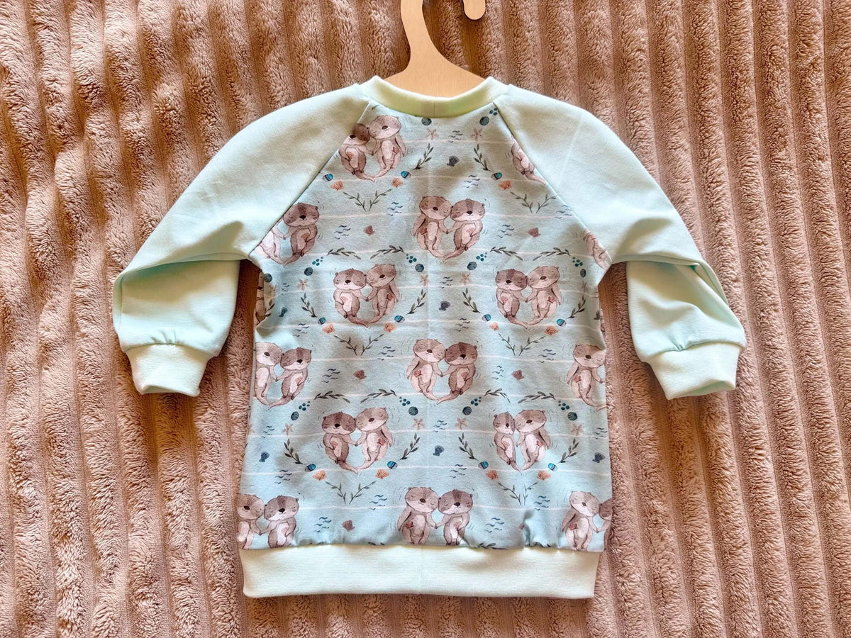 Rückansicht Raglan Pullover Baby Gr. 74 türkis mit Otter-Motiv und Bauchbündchen