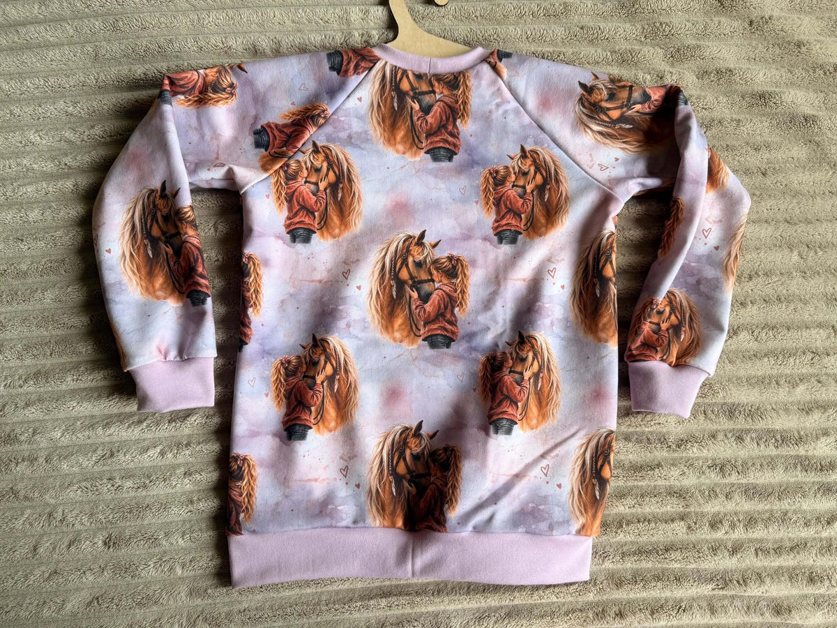 Rückansicht Raglan Pullover Kinder lila mit Herzenspferd-Print