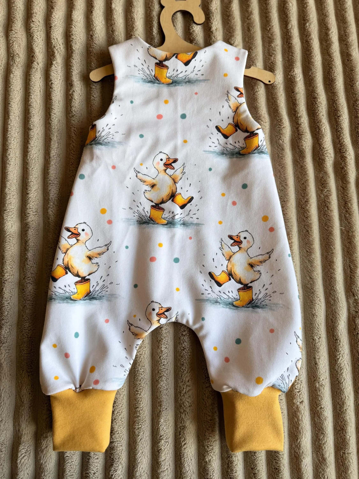 Rückansicht Strampler Baby Gr. 62 weiß mit Regenentchen-Print