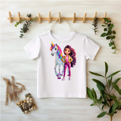 Bügelmotiv Mädchen mit buntem Haar und Regenbogen‑Einhorn