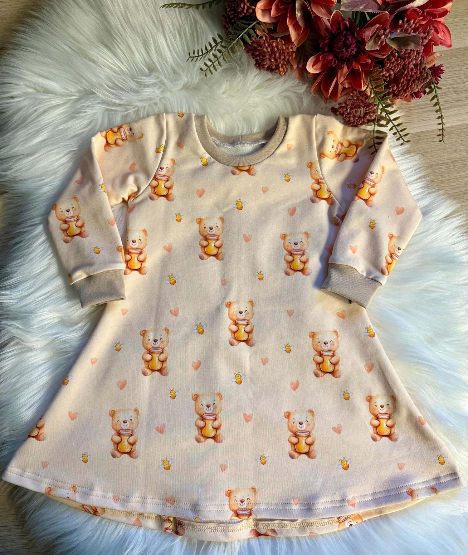 Drehkleid mit Bärenmotiv und rosa Herzen auf hellbeigem Stoff