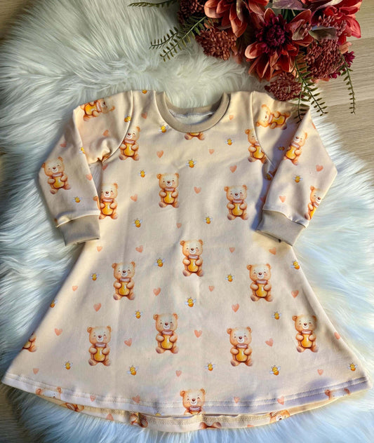Drehkleid mit Bärenmotiv und rosa Herzen auf hellbeigem Stoff