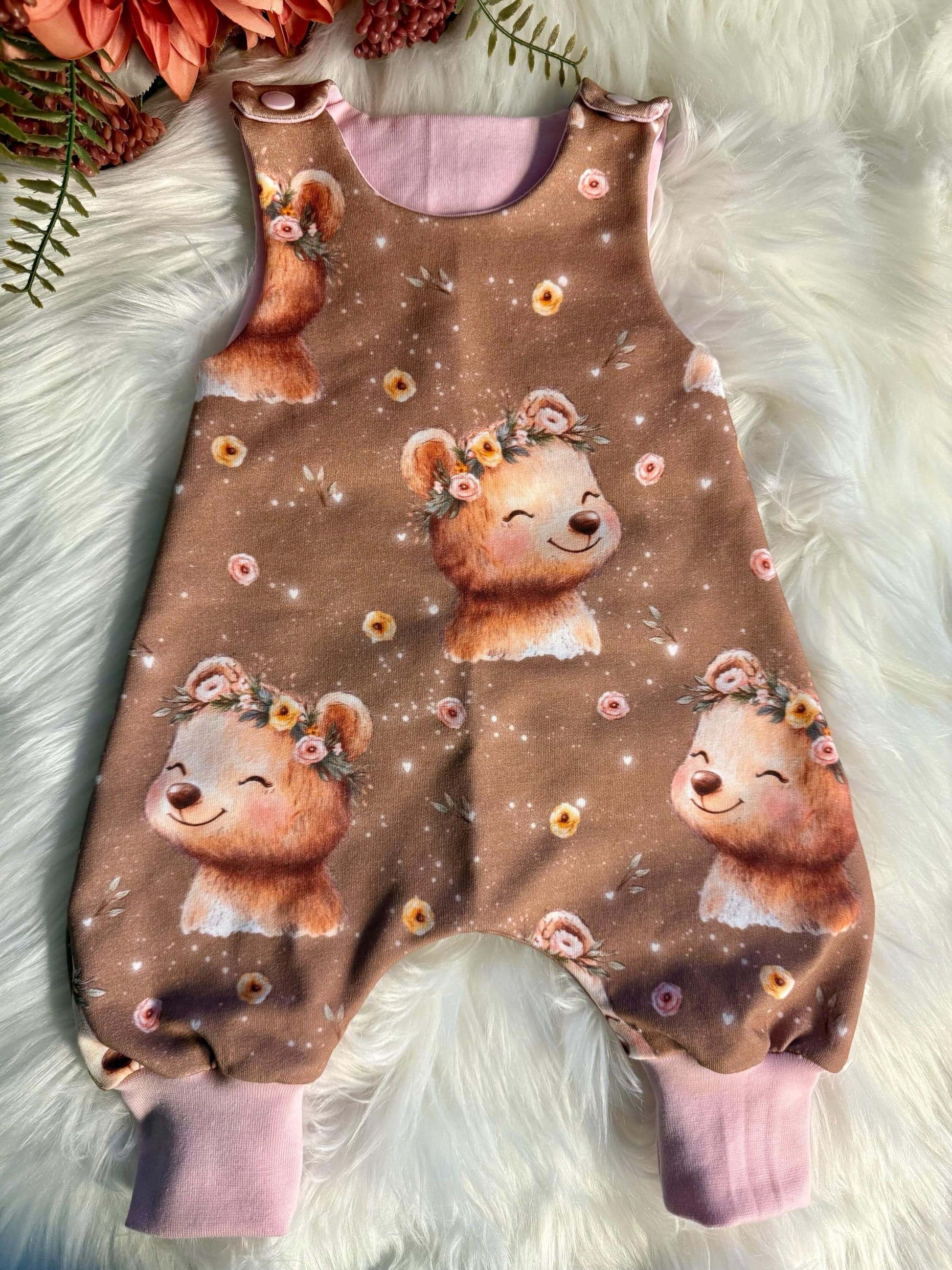 Strampler mit Bären und Sternen auf braunem Stoff
