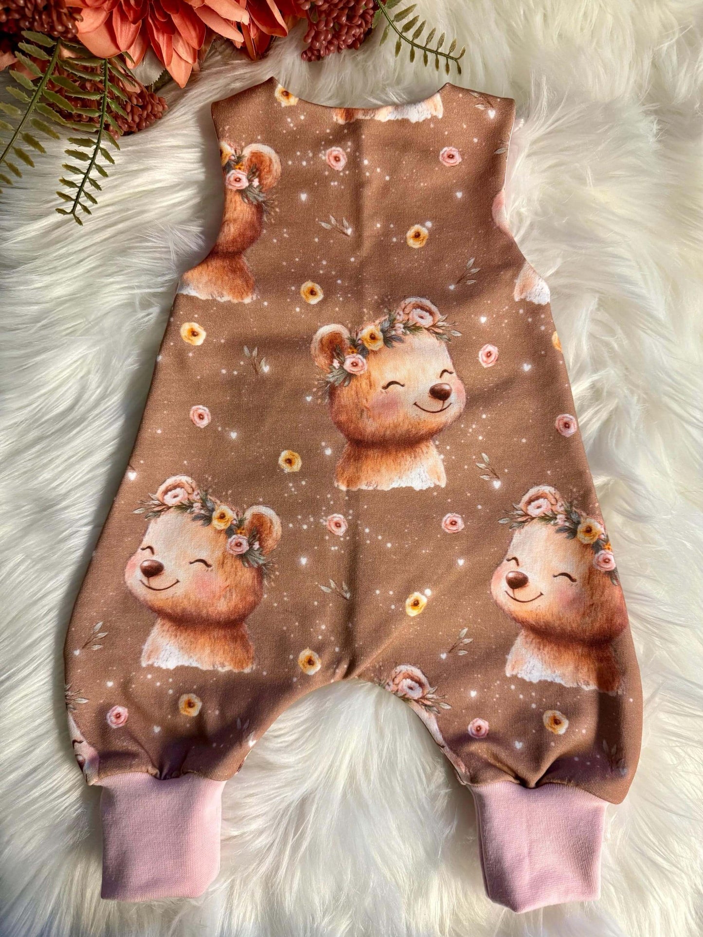 Detailaufnahme vom Bären Stoff mit gelbem Innenfutter