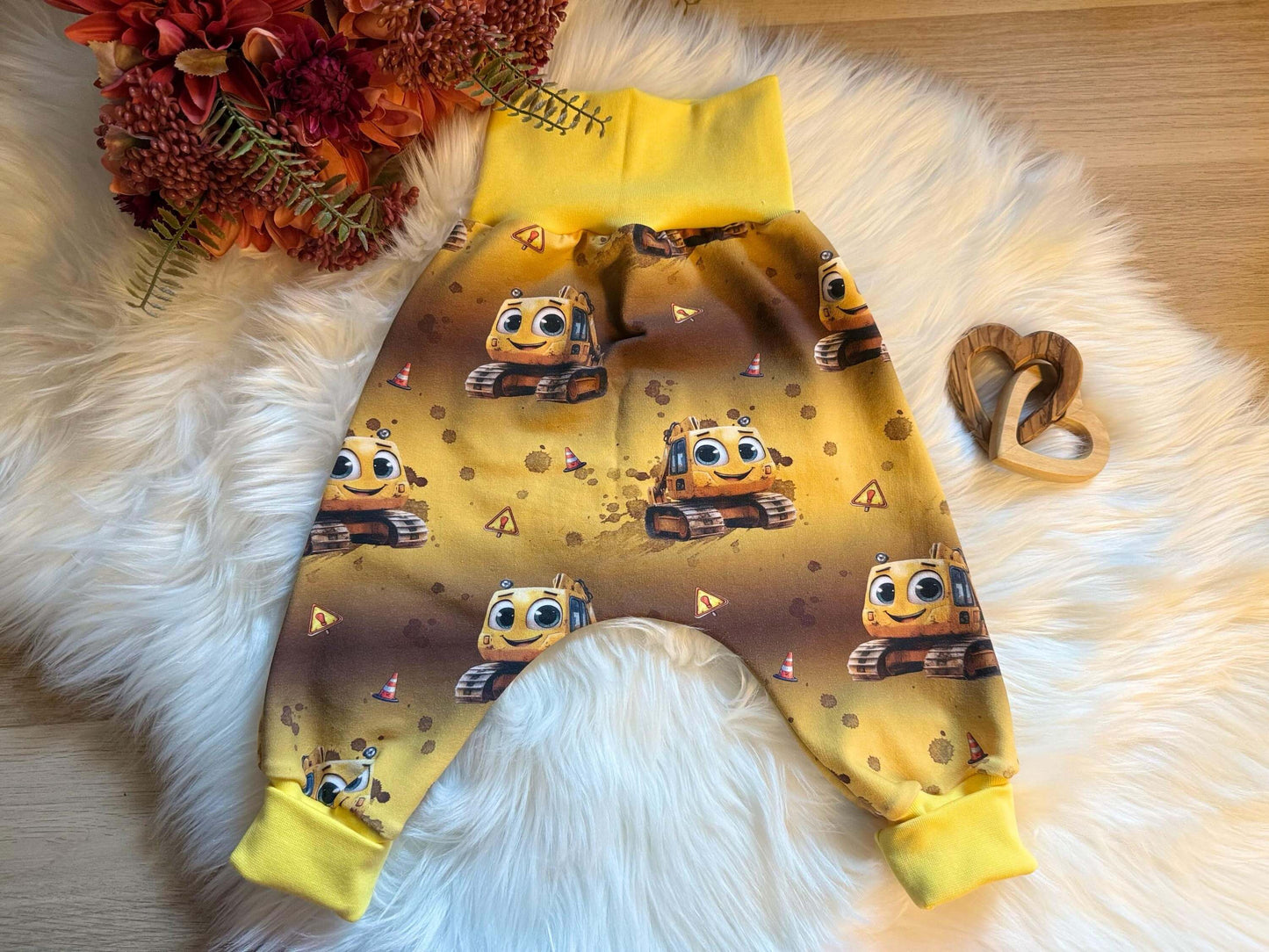 Pumphose mit Bagger Motiv und gelbem Bund fuer Kinder