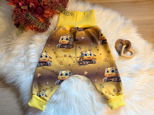 Pumphose mit Bagger Motiv und gelbem Bund fuer Kinder