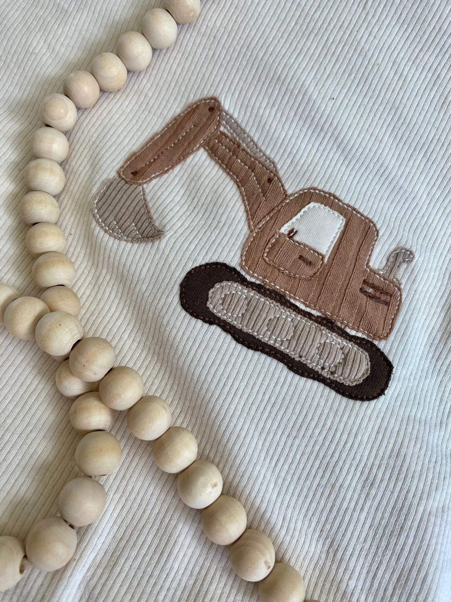 Bagger Stickmotiv auf Stoff – kreative Datei fuer Handmade Kleidung