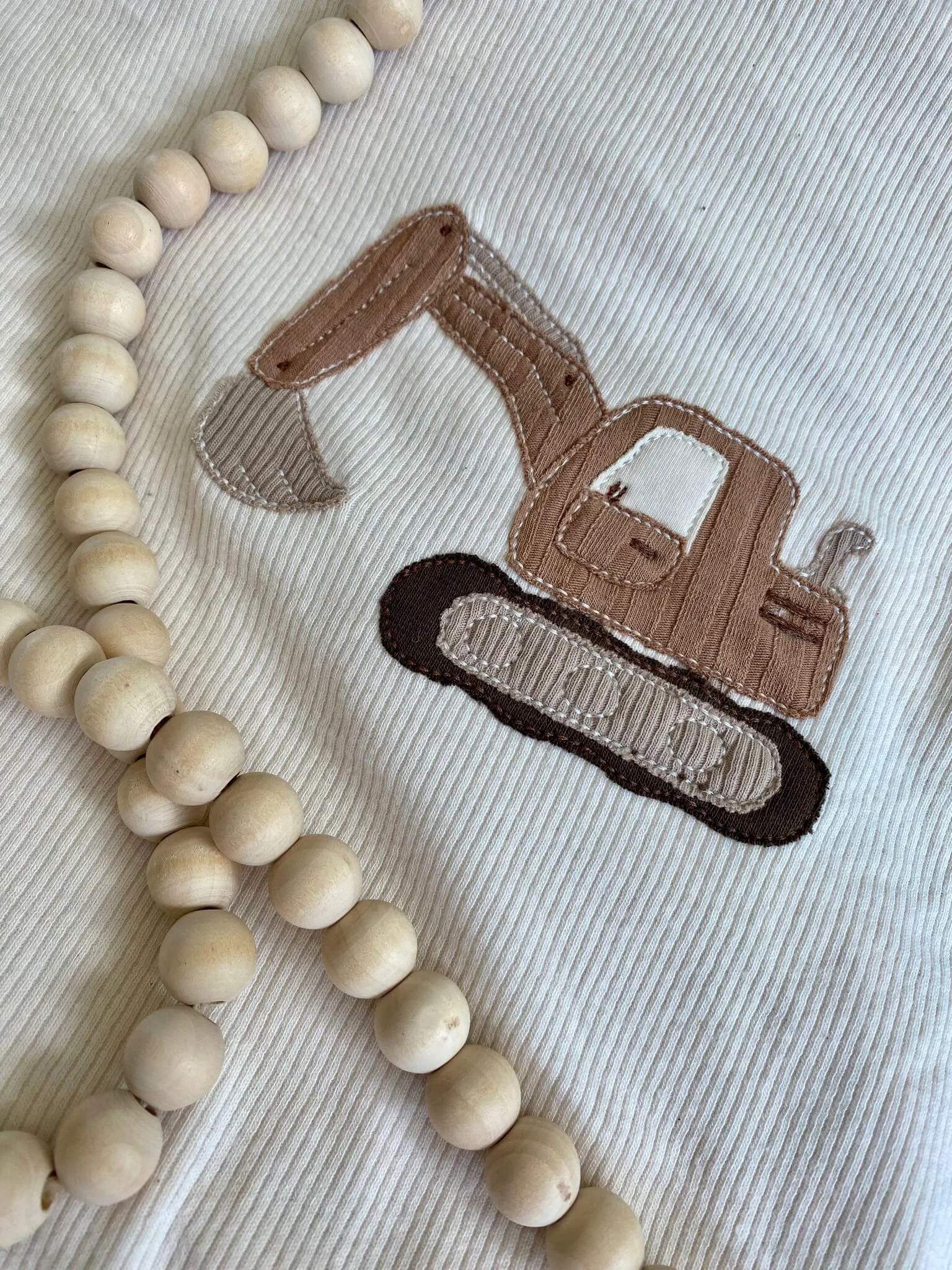 Bagger Stickmotiv auf Stoff – kreative Datei fuer Handmade Kleidung