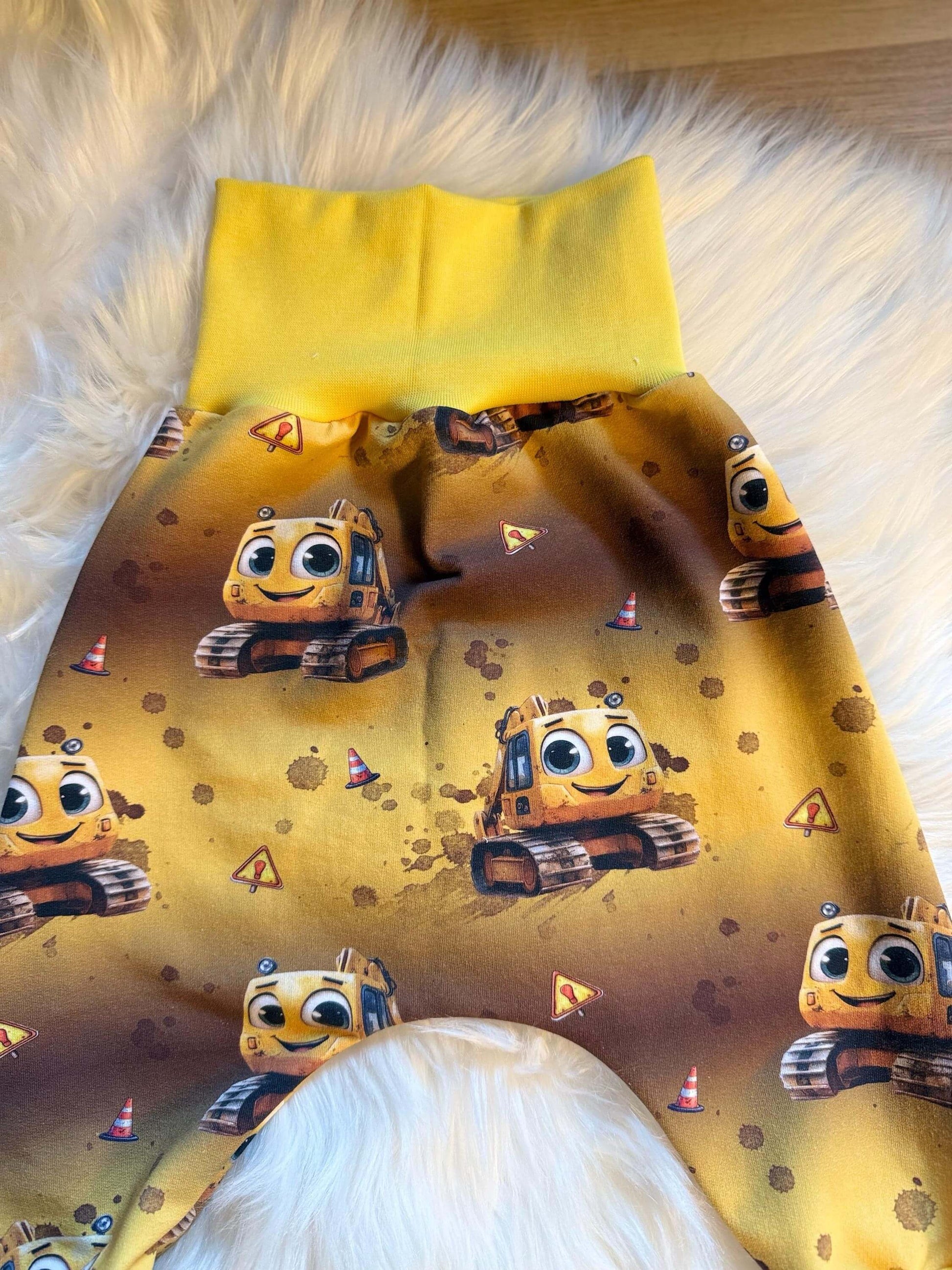 Pumphose mit gelbem Bund und Baggern auf braunem Stoff