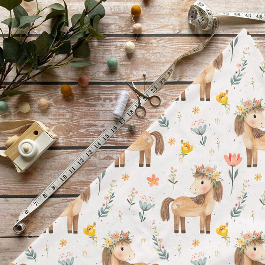 „Baumwollstoff mit Pferd und Blumen – Meterware fuer kreative Nähideen“