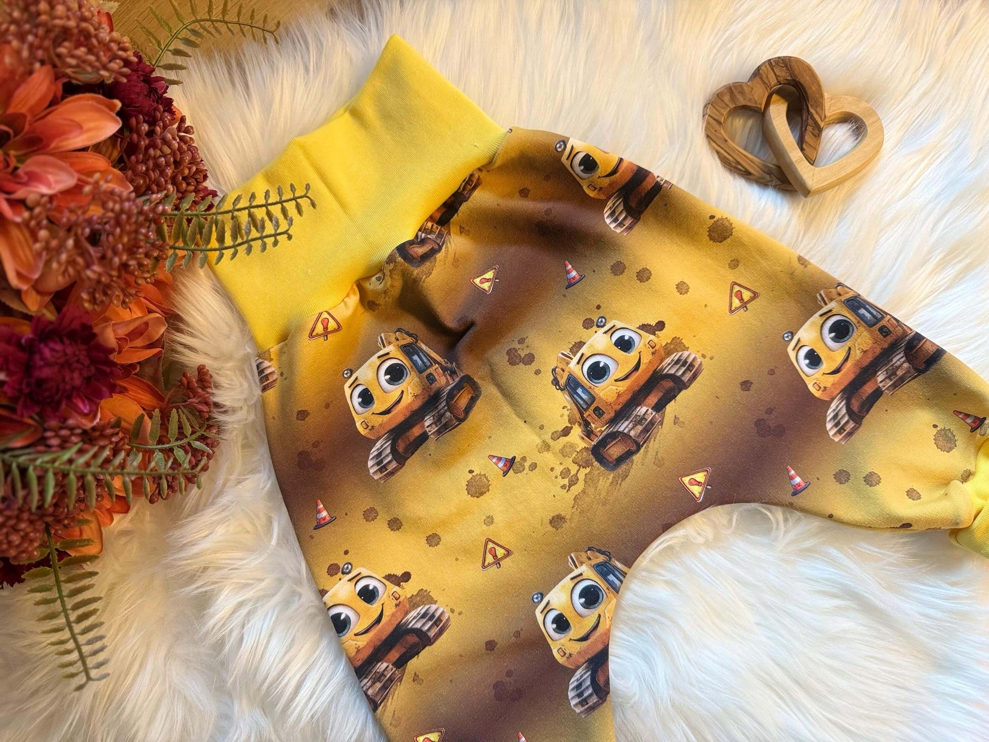 Pumphose mit Cartoon Baggern und gelben Buendchen