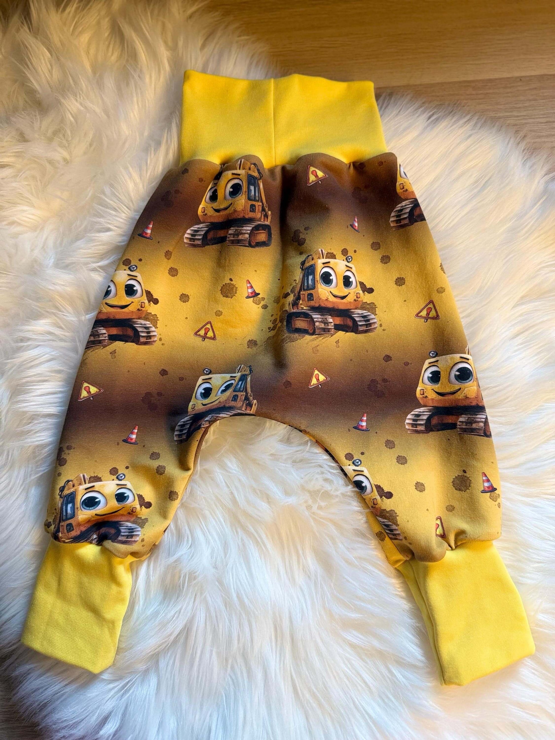 Kinderhose mit Cartoon Baggern und Baustellen Symbolen