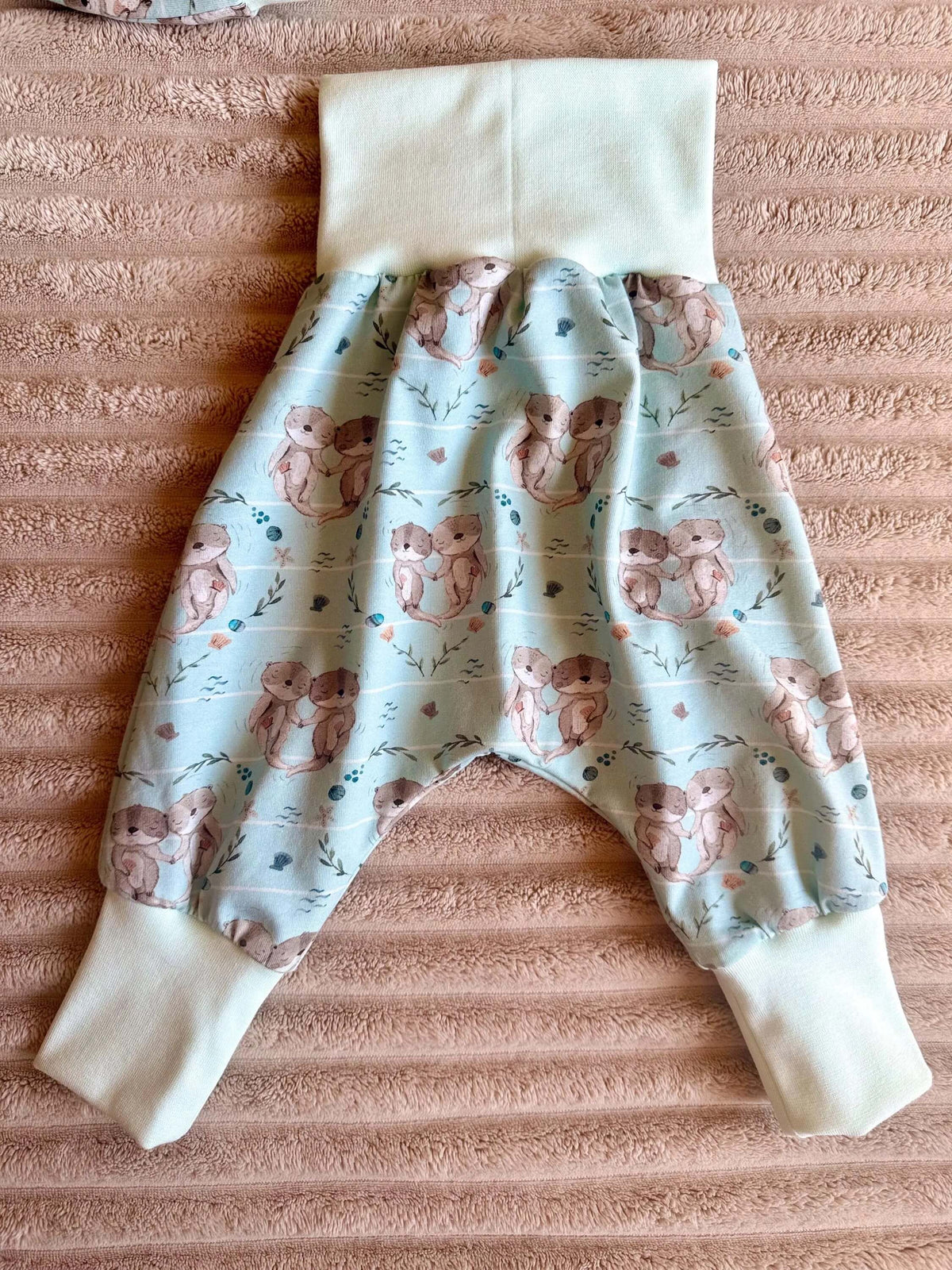 Rückansicht Pumphose Baby Gr. 74 mit türkisem Beinbündchen und Otter-Print
