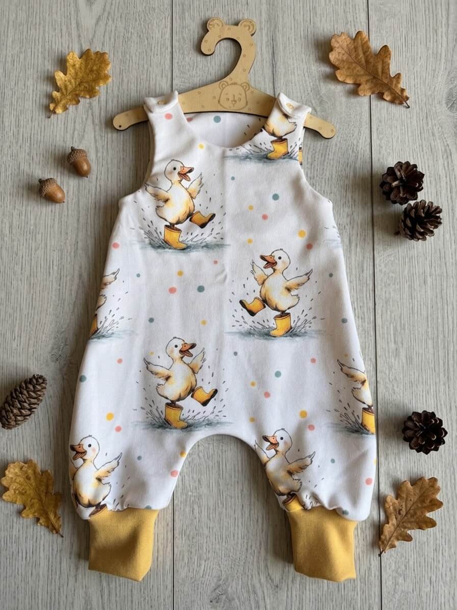 Strampler Baby Größe 62 weiß mit Regenentchen-Eigendesign, French Terry, mit Herbstdeko fotografiert