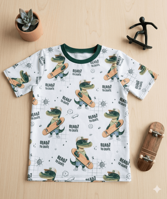 Alt-Text 1: Junge mit Skater Kroko T-Shirt beim Skateboard fahren
