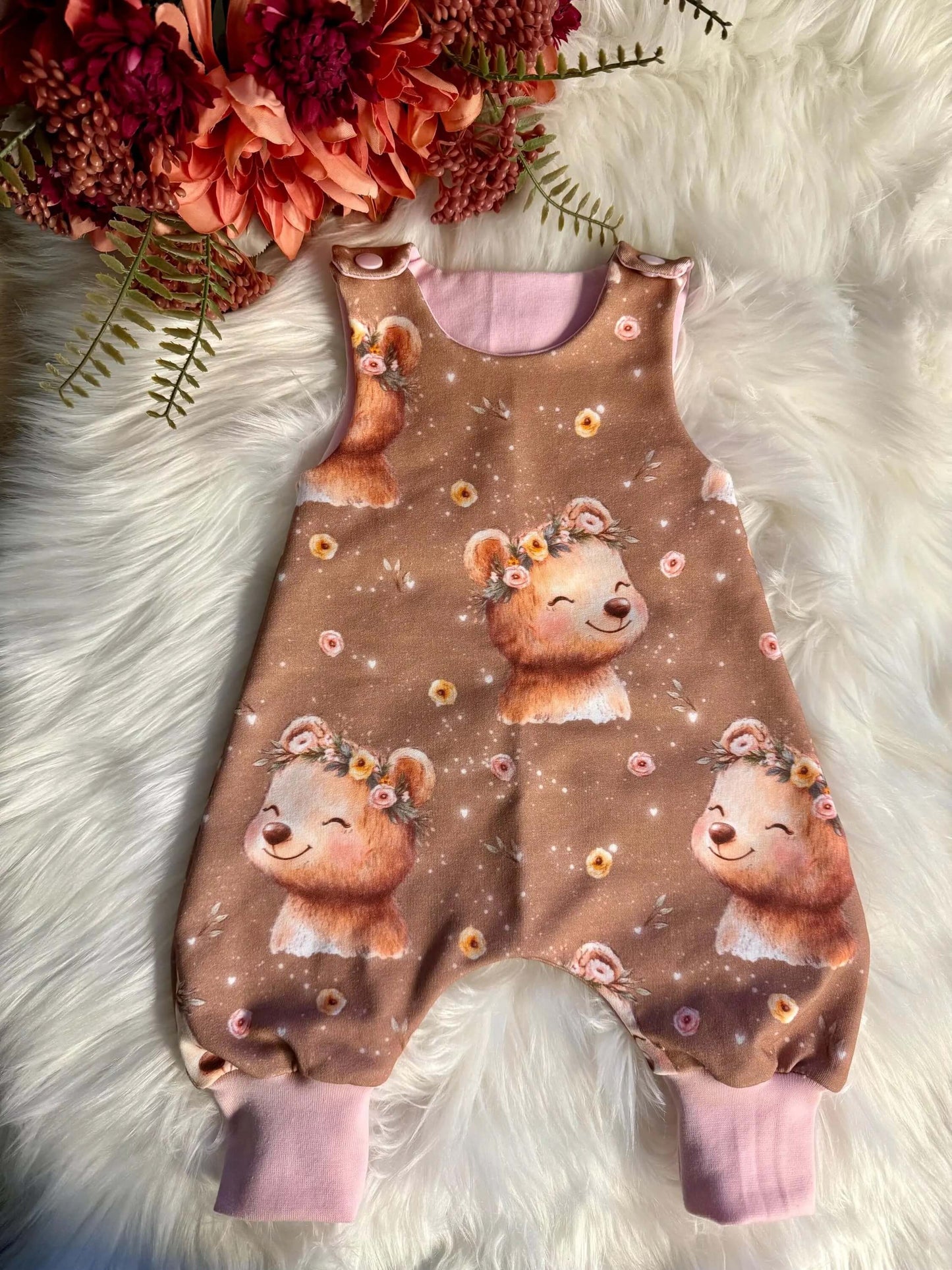 Alt-Text 1: Detail Knopfleiste Baby Strampler rosa Bündchen innen
