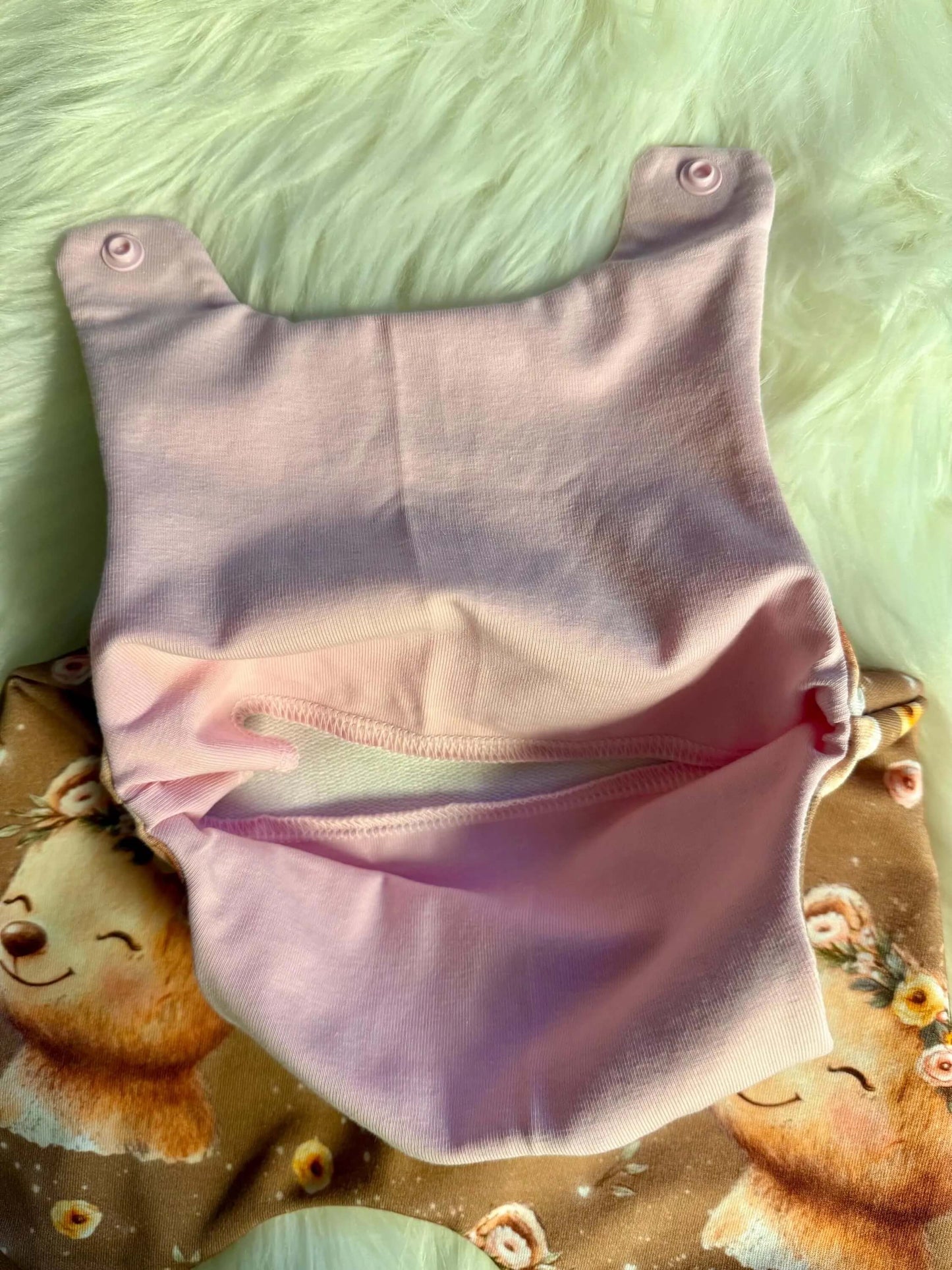 Alt-Text 1: Strampler mit Beinbündchen rosa Detail unten
