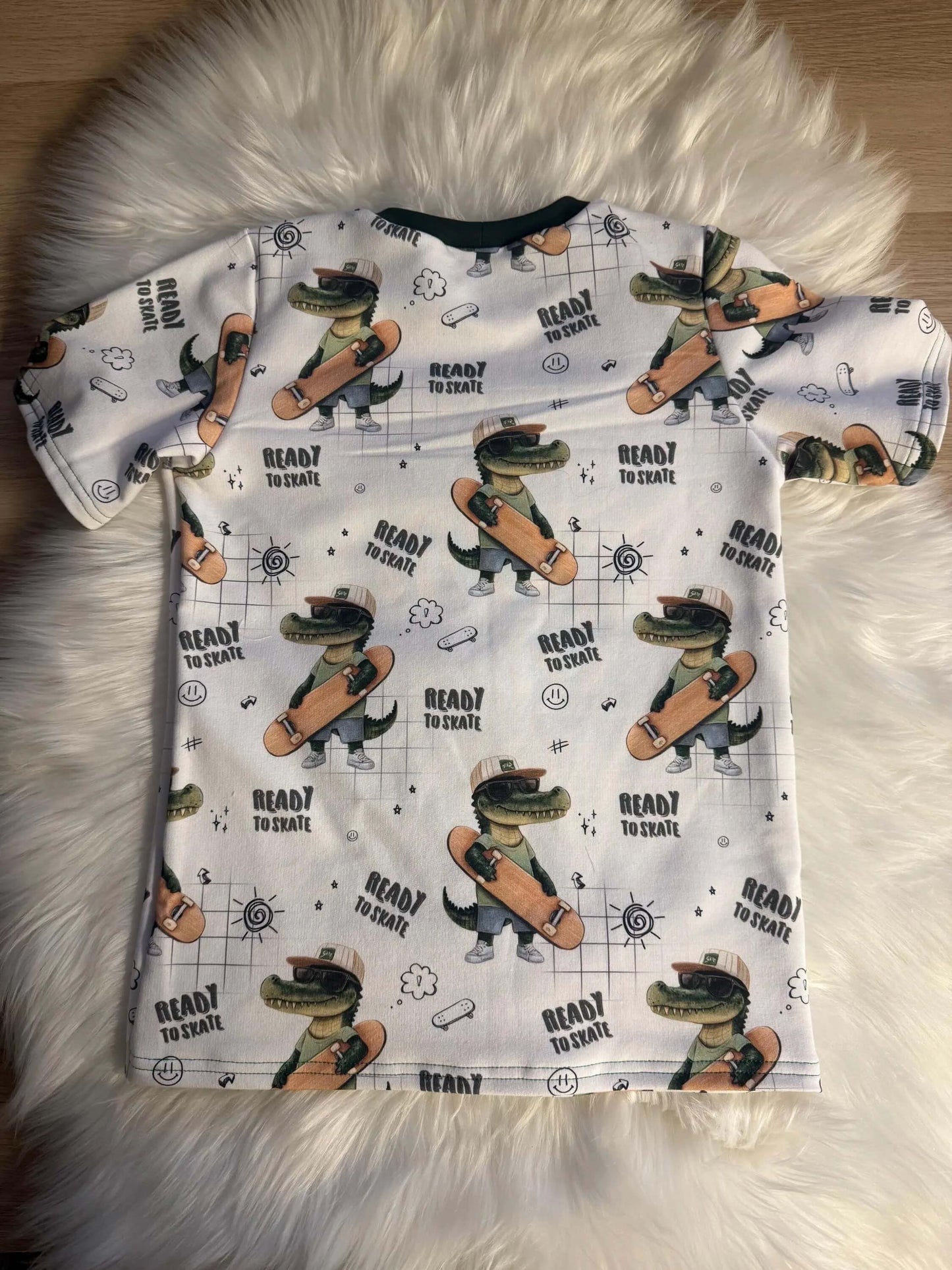 Alt-Text 1: Rückseite Kinder T-Shirt Skater Kroko Handmade
