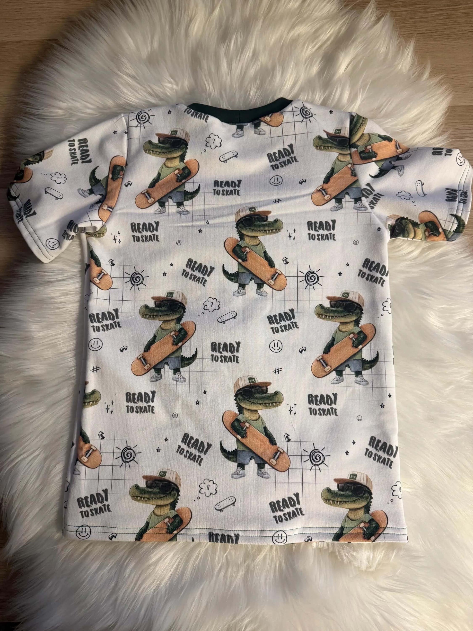 Alt-Text 1: Rückseite Kinder T-Shirt Skater Kroko Handmade
