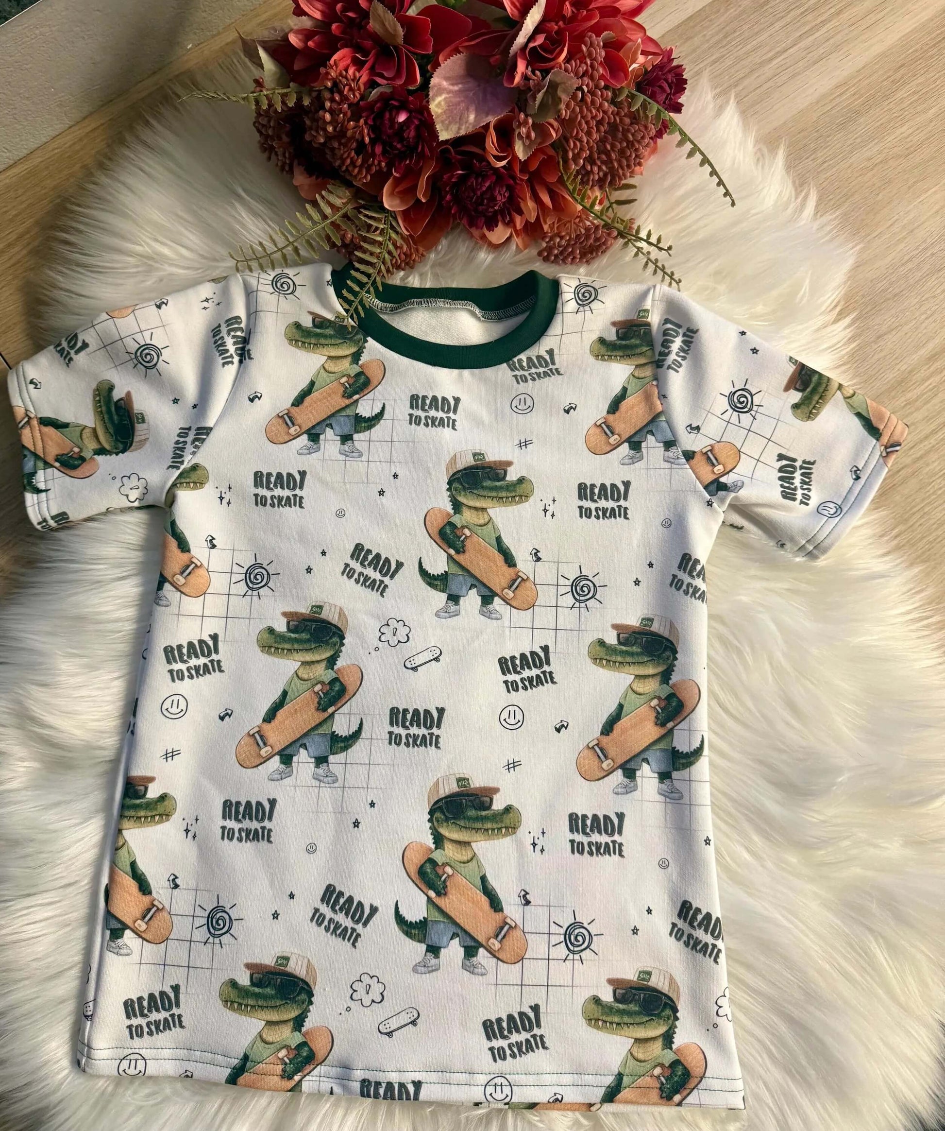 Alt-Text 1: Kinder T-Shirt Skater Kroko dekorativ auf Fell fotografiert
