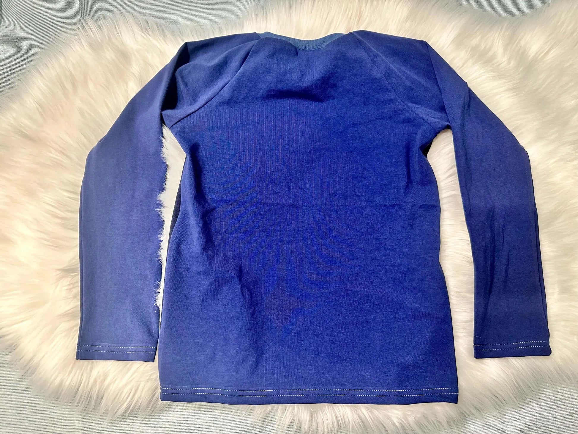 Detailaufnahme des Halloweenmusters auf blauem Raglan Shirt
